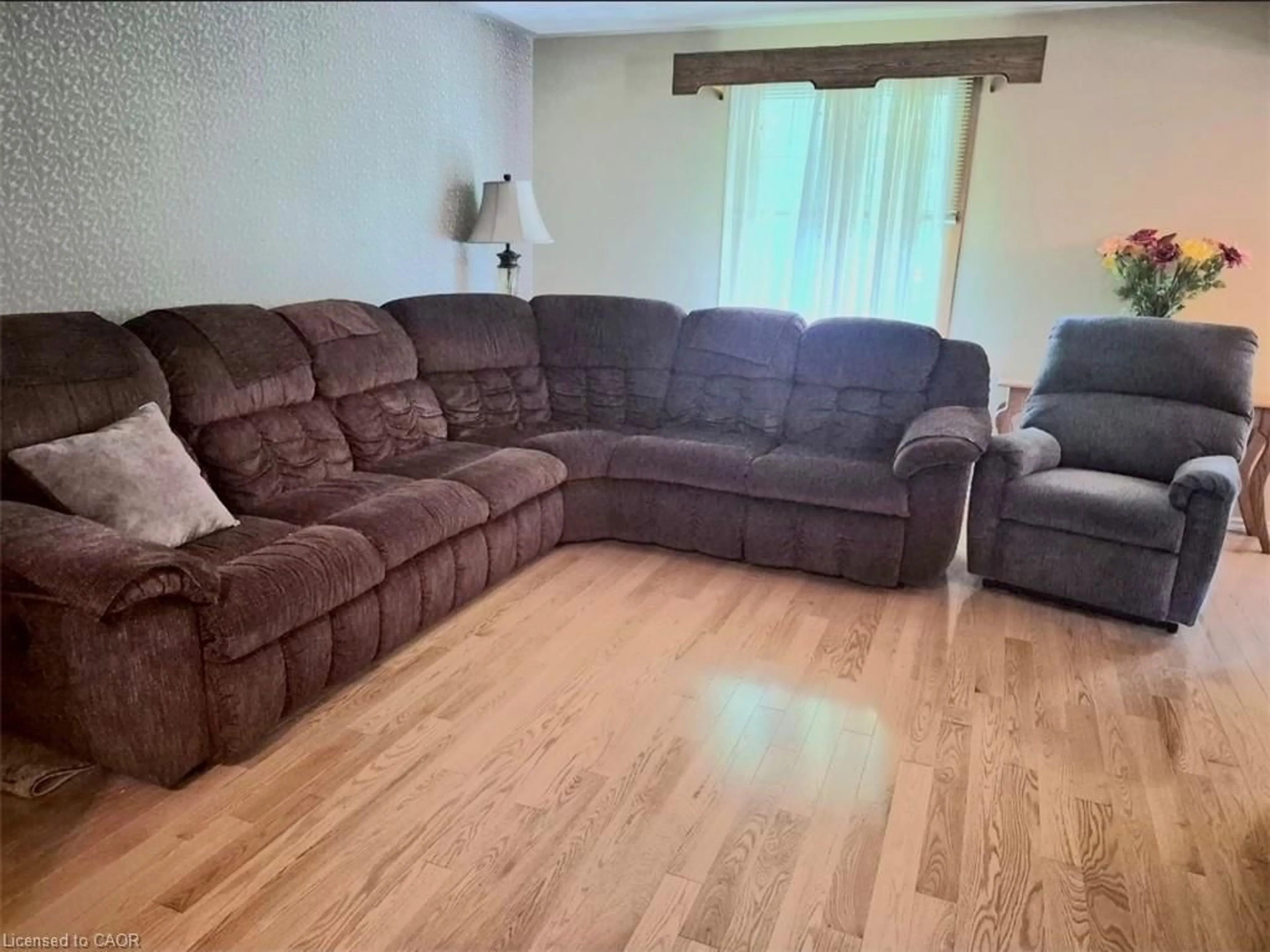 Living room with furniture, unknown for 16 Stephens Crt, Simcoe Ontario N3Y 4P3