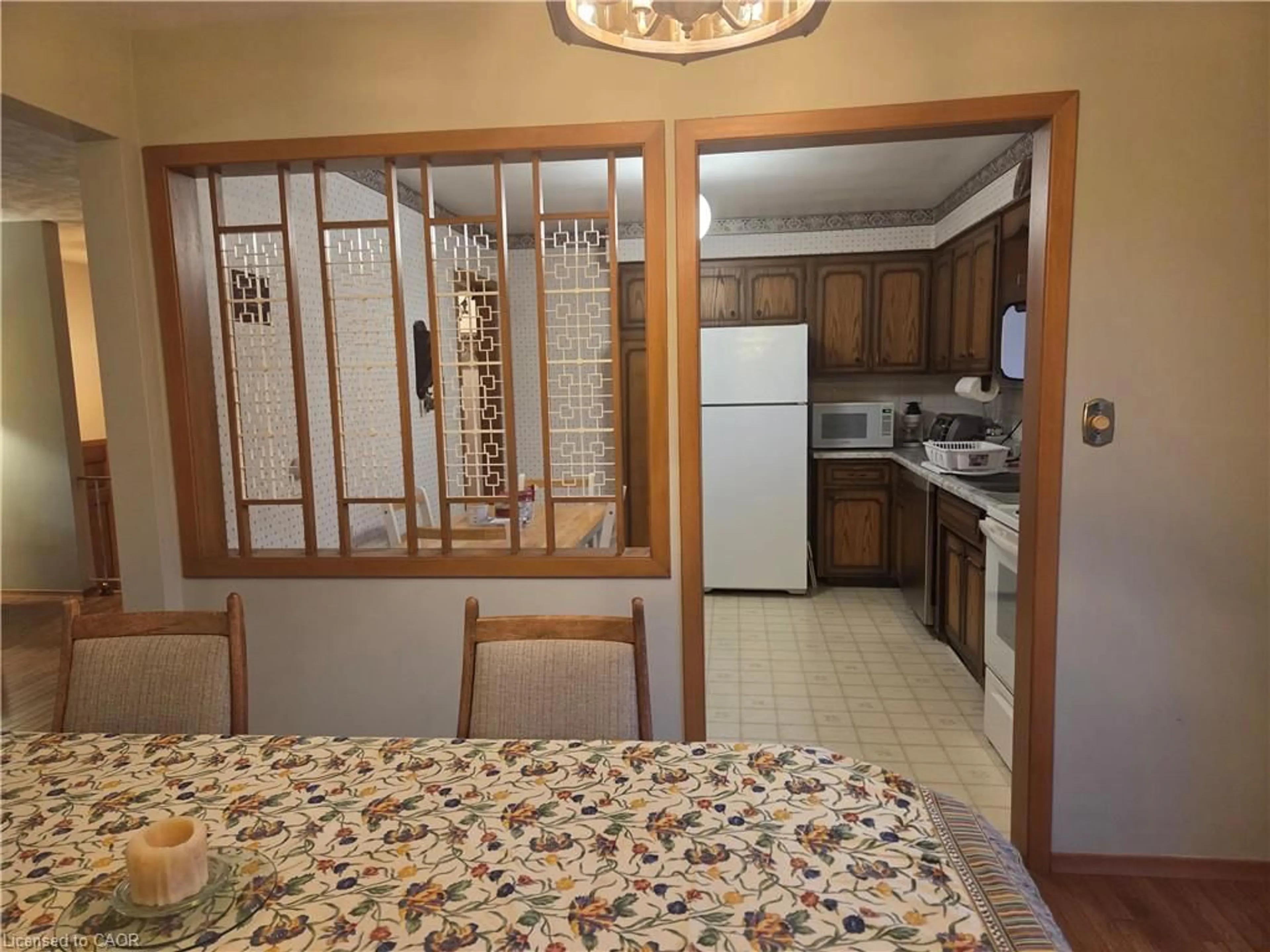 Standard kitchen, ceramic/tile floor for 410 Lakeview Dr, Waterloo Ontario N2L 4Z6