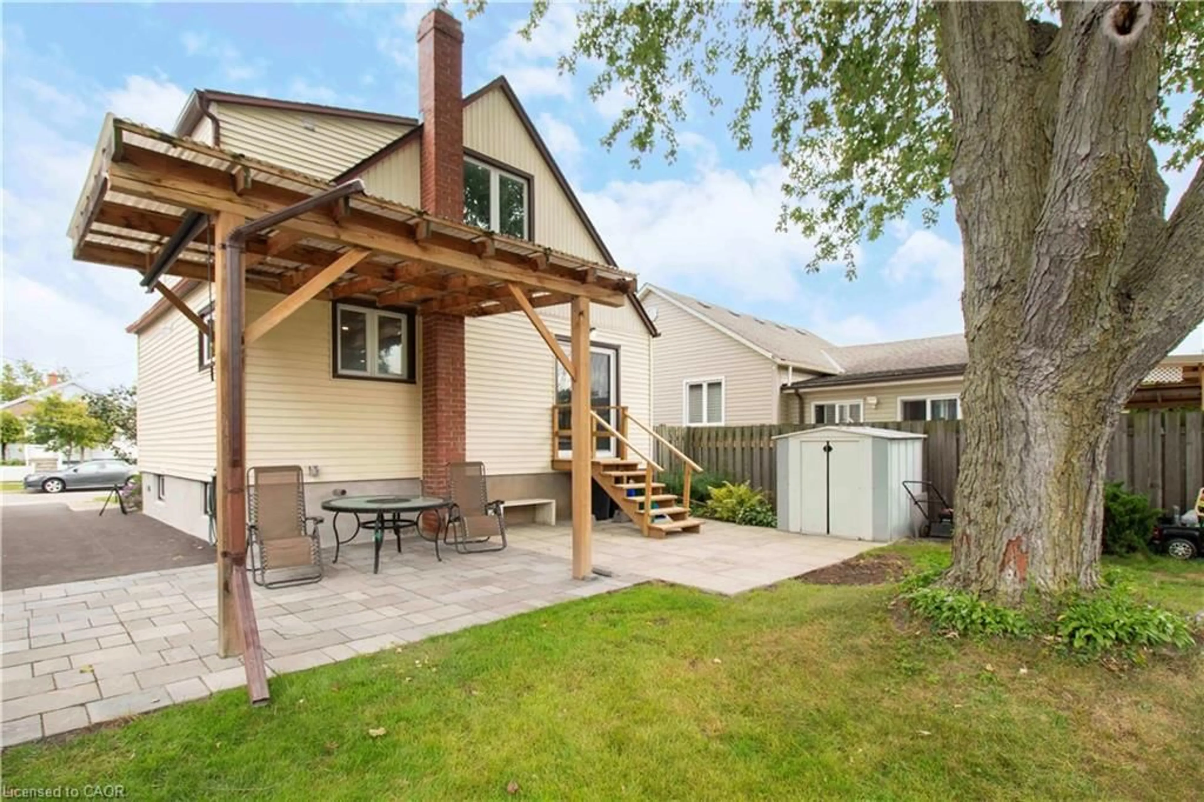 Patio, street for 9 Bridge St, St. Catharines Ontario L2S 2V7