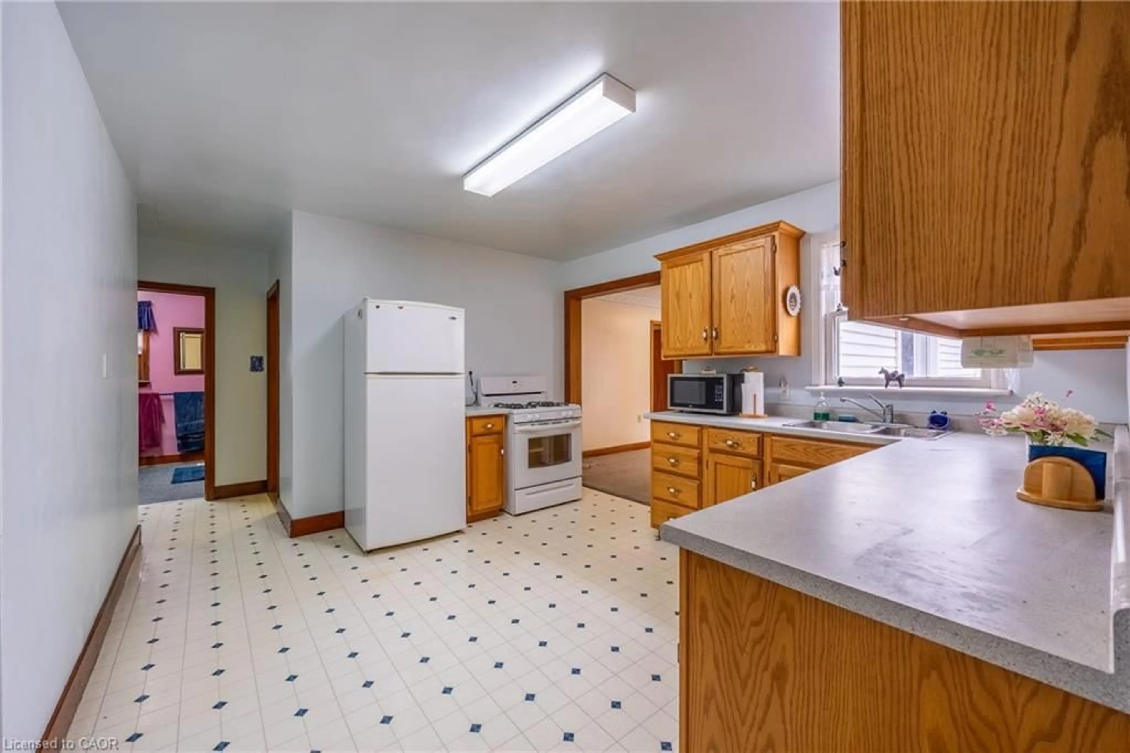 Standard kitchen, unknown for 557 Orchard Ave, Delhi Ontario N4B 2H4