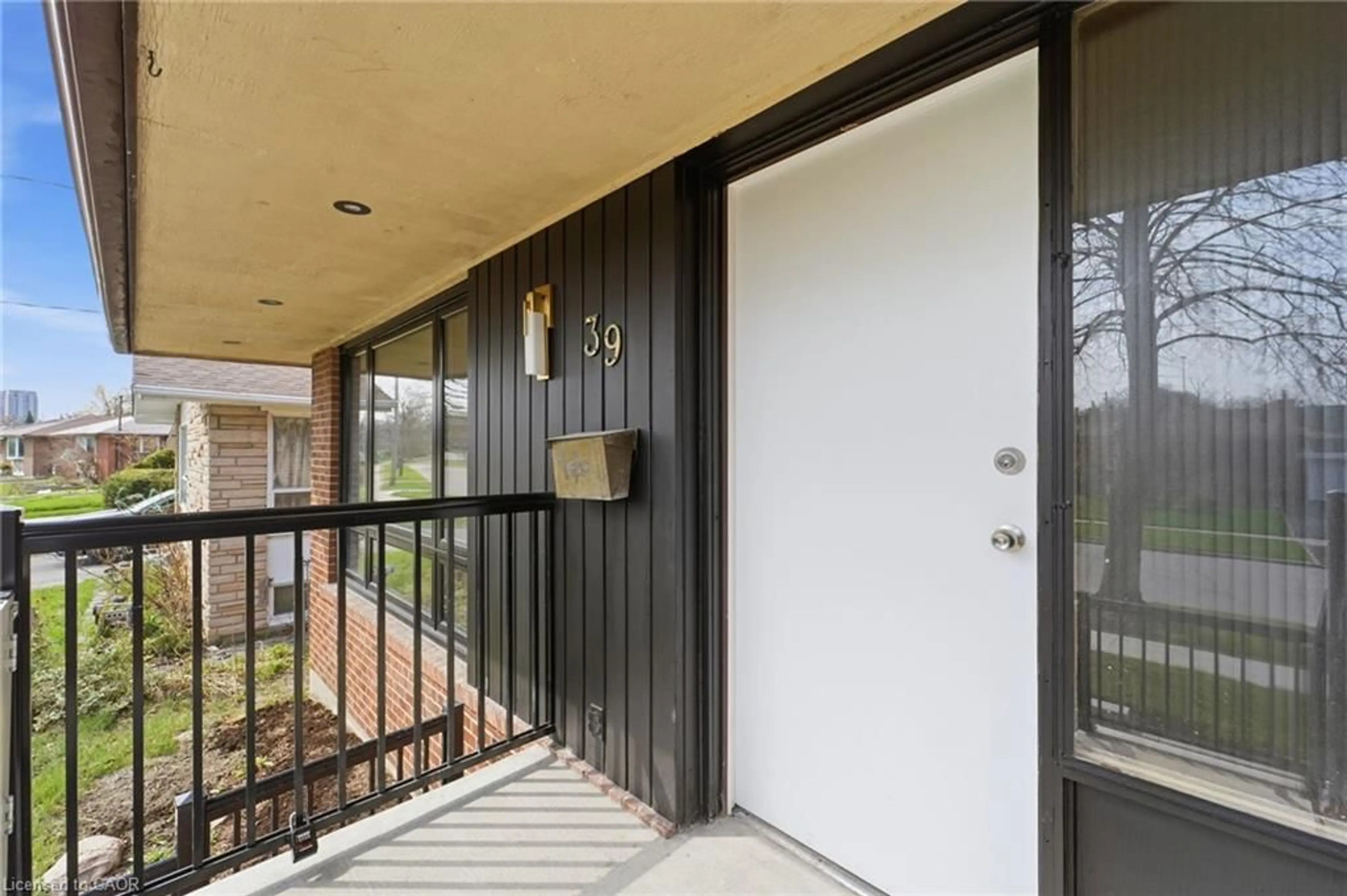 Indoor entryway for 39 Earlton Rd, Scarborough Ontario M1T 2R4