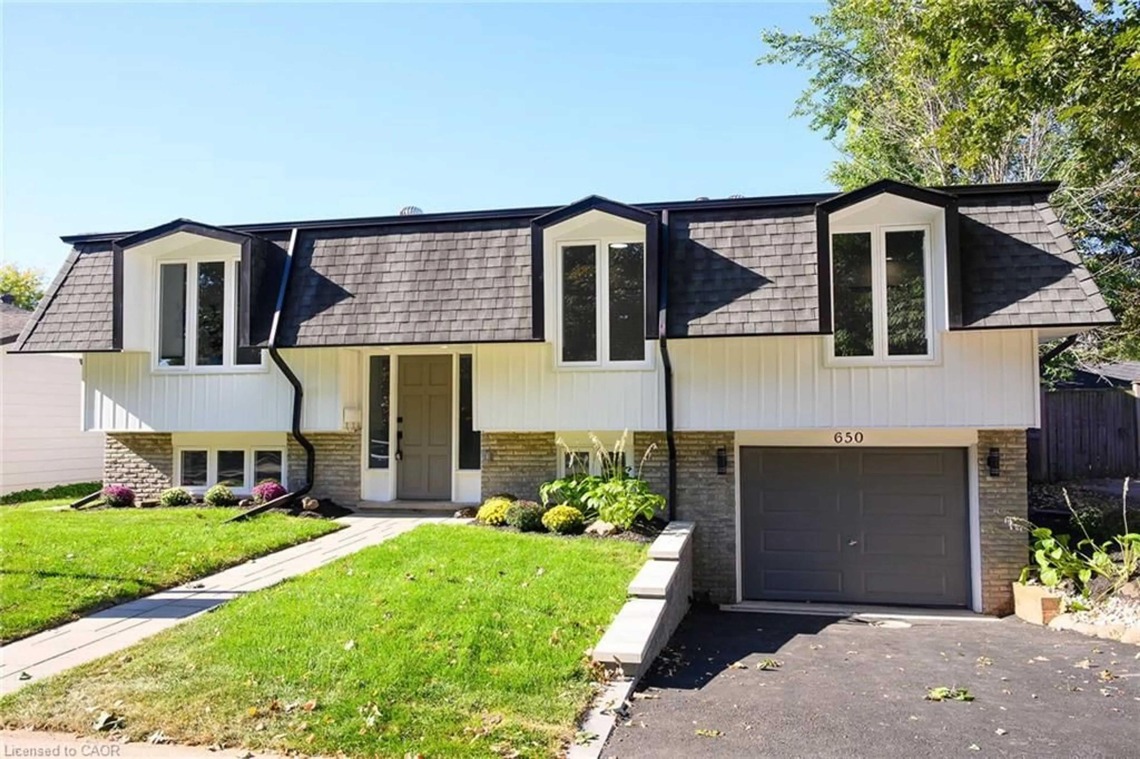 Home with vinyl exterior material, street for 650 Cumberland Ave, Burlington Ontario L7N 2X5
