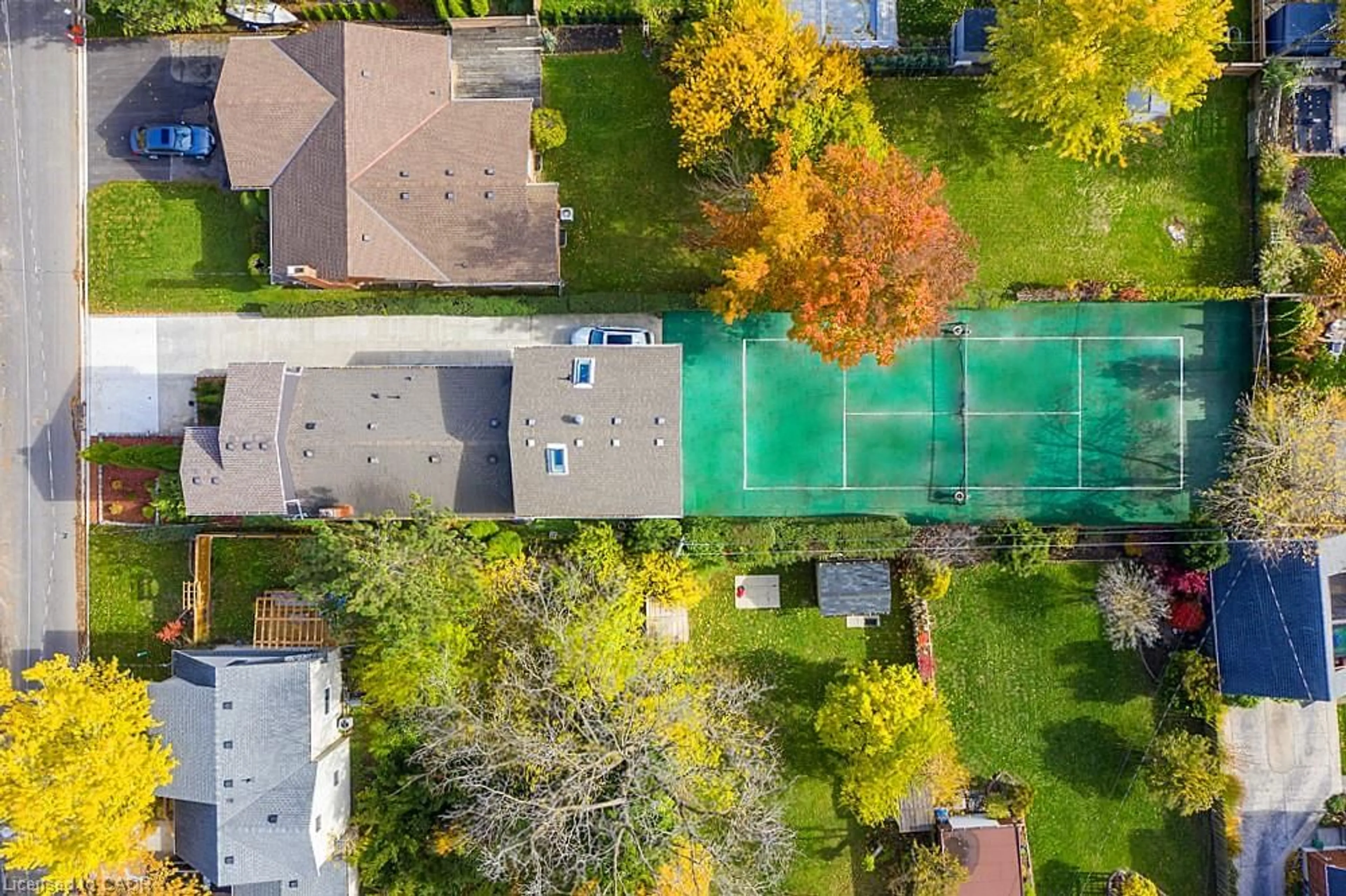 A pic from outside/outdoor area/front of a property/back of a property/a pic from drone, street for 16 Forest Hill Rd, St. Catharines Ontario L2R 3T7