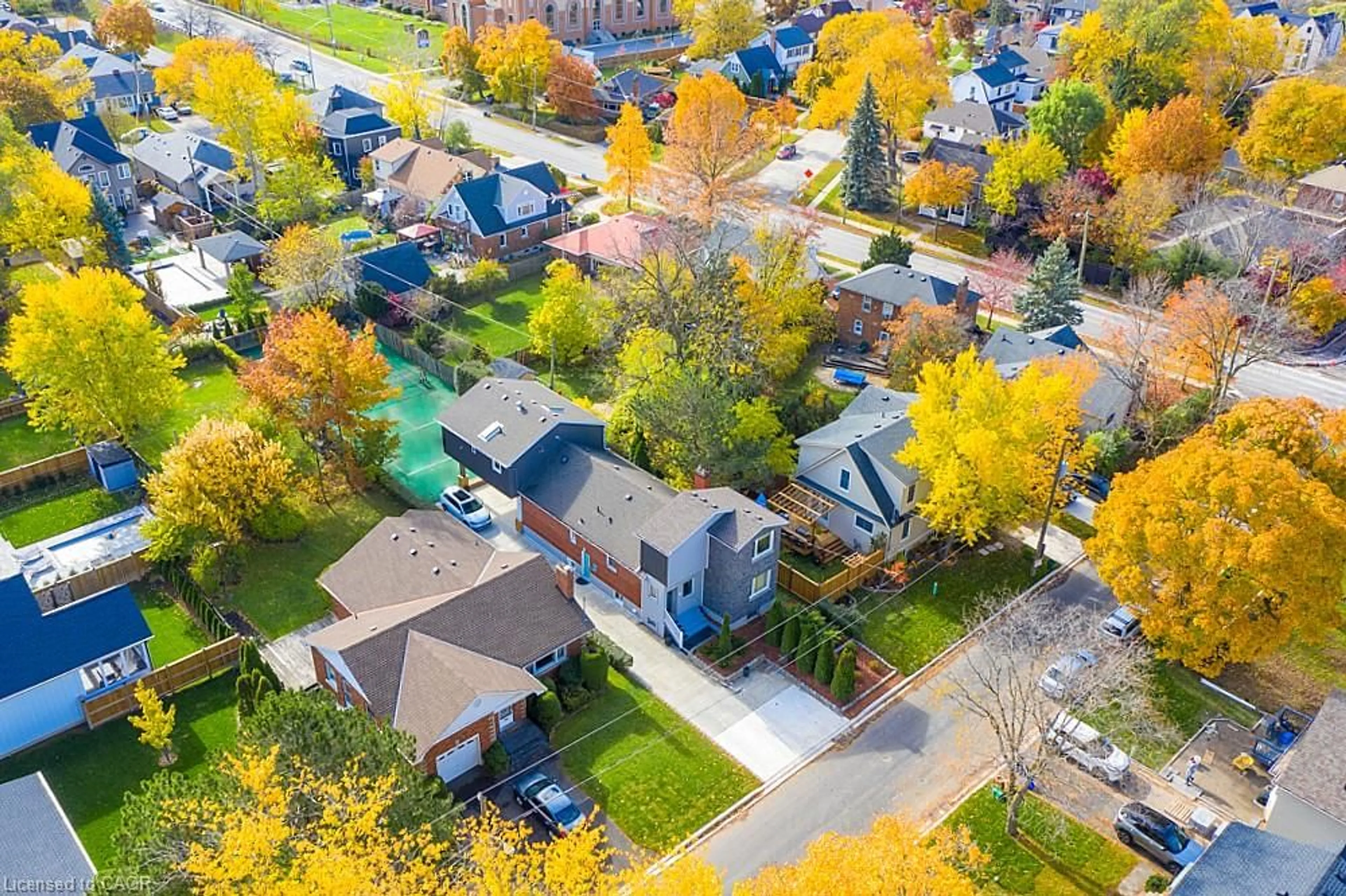 A pic from outside/outdoor area/front of a property/back of a property/a pic from drone, street for 16 Forest Hill Rd, St. Catharines Ontario L2R 3T7