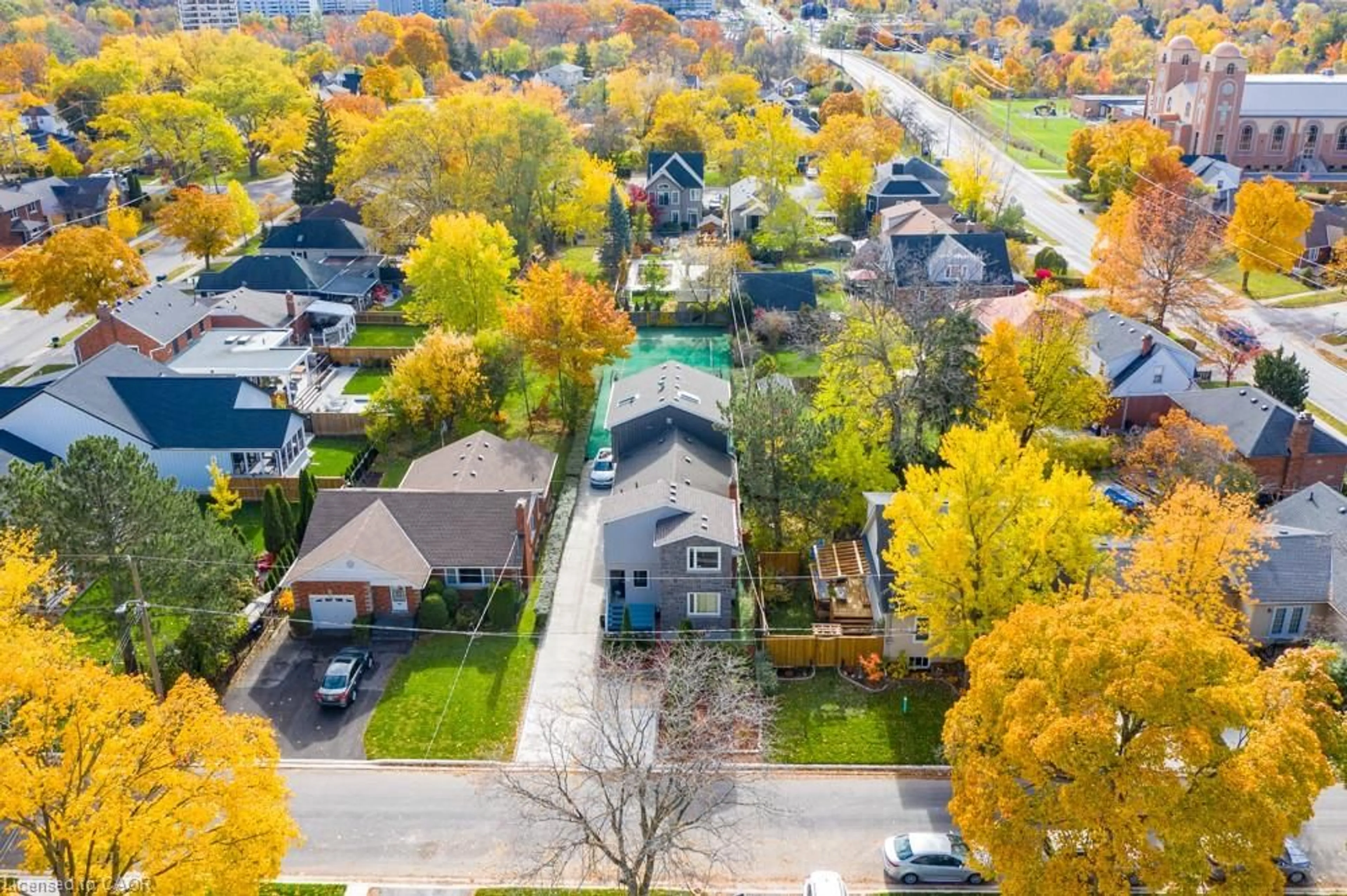 A pic from outside/outdoor area/front of a property/back of a property/a pic from drone, street for 16 Forest Hill Rd, St. Catharines Ontario L2R 3T7