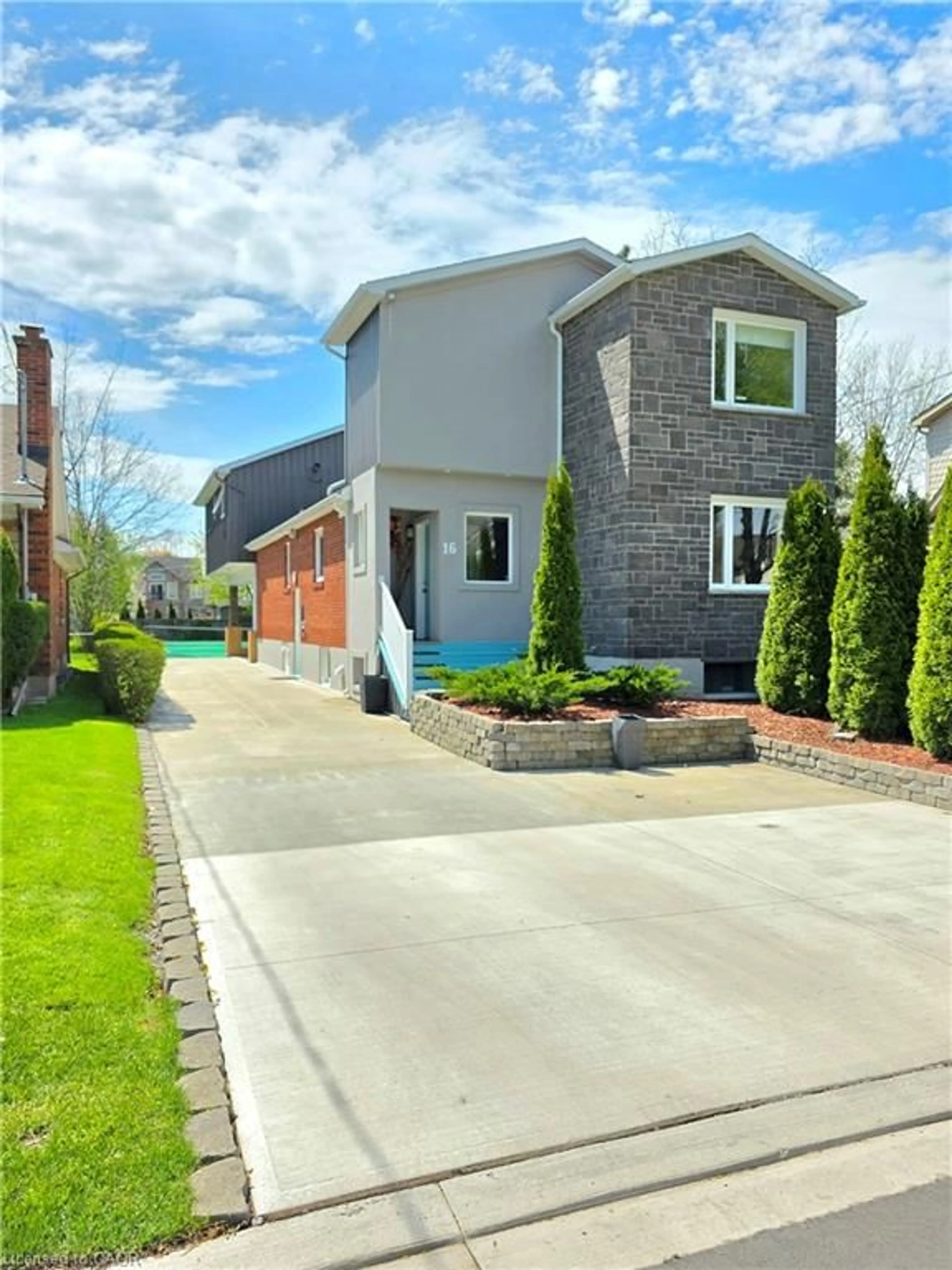 A pic from outside/outdoor area/front of a property/back of a property/a pic from drone, street for 16 Forest Hill Rd, St. Catharines Ontario L2R 3T7