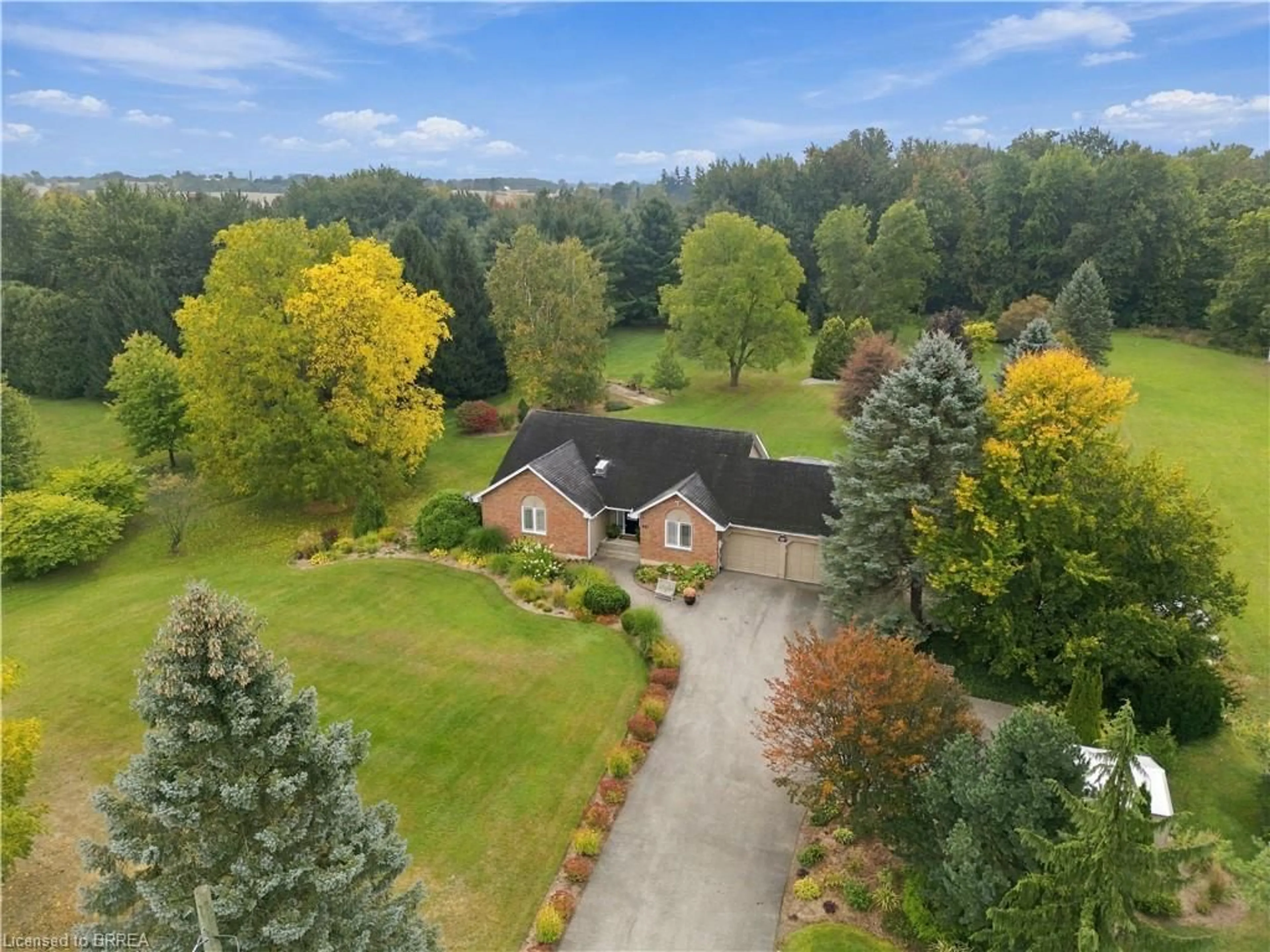 A pic from outside/outdoor area/front of a property/back of a property/a pic from drone, unknown for 447 King Edward St, Paris Ontario N3L 3E3
