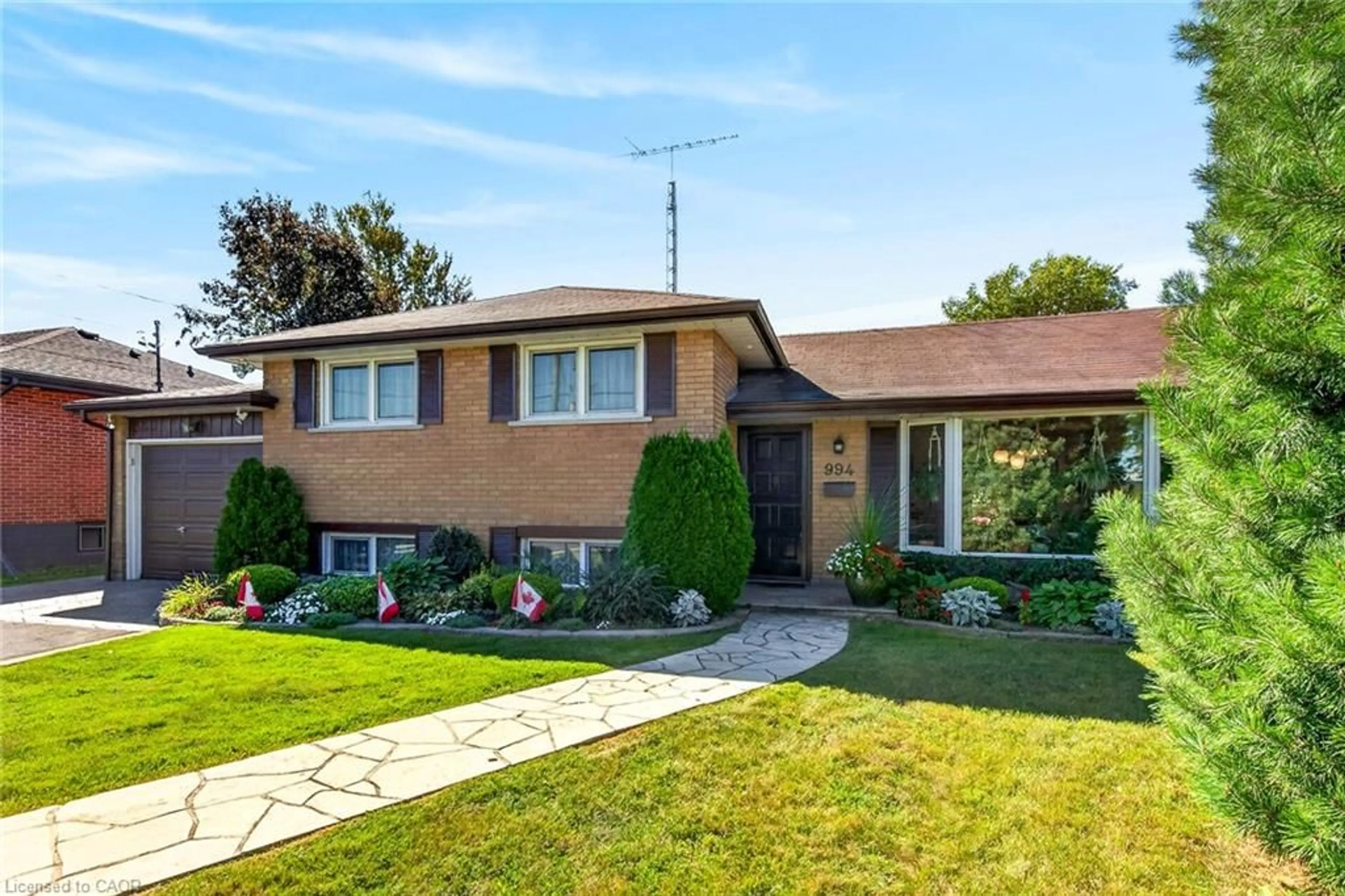 Home with brick exterior material, street for 994 Barton St, Stoney Creek Ontario L8E 5H3