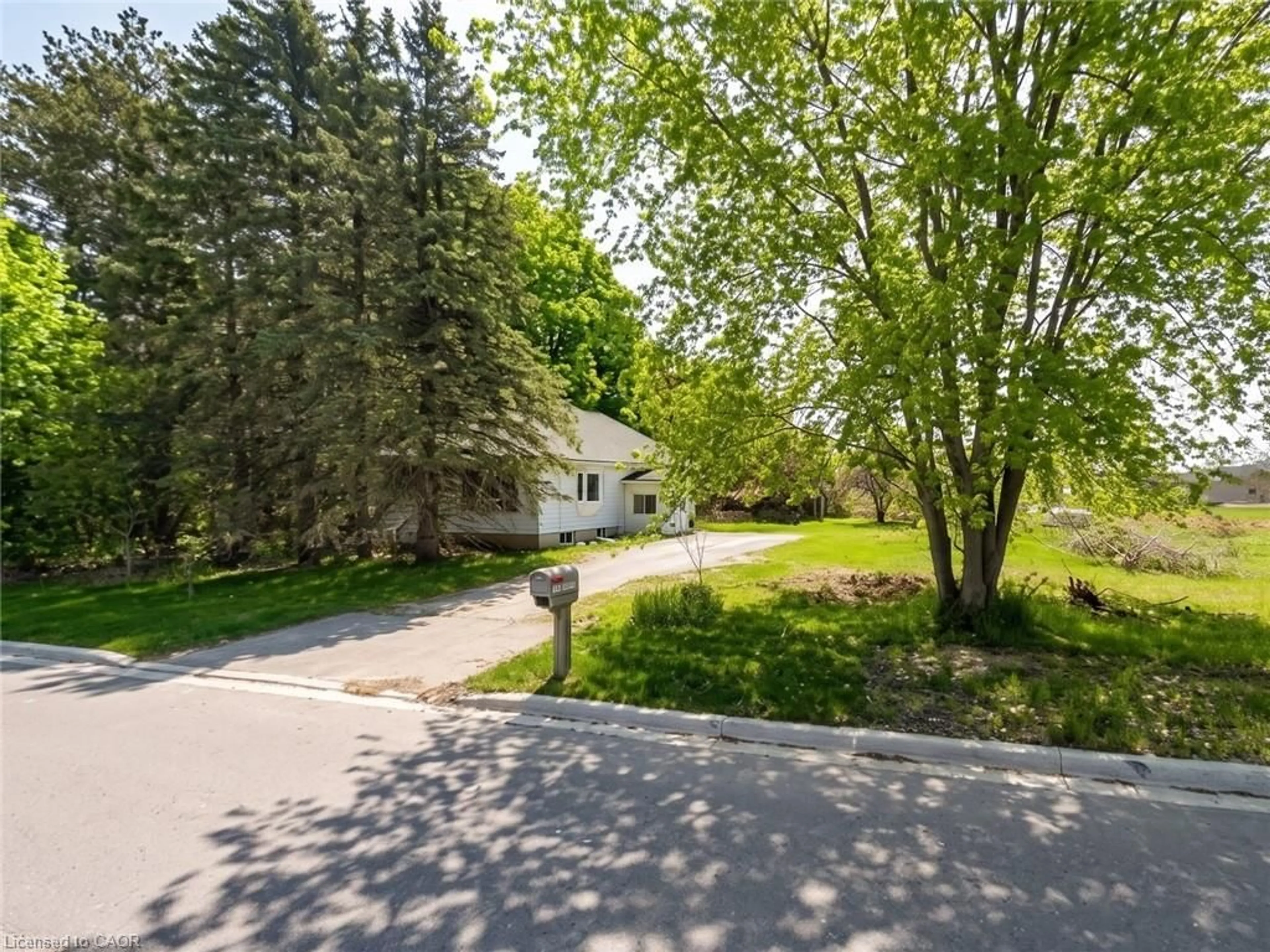 A pic from outside/outdoor area/front of a property/back of a property/a pic from drone, street for 206 Charles St, Waterford Ontario N0E 1Y0