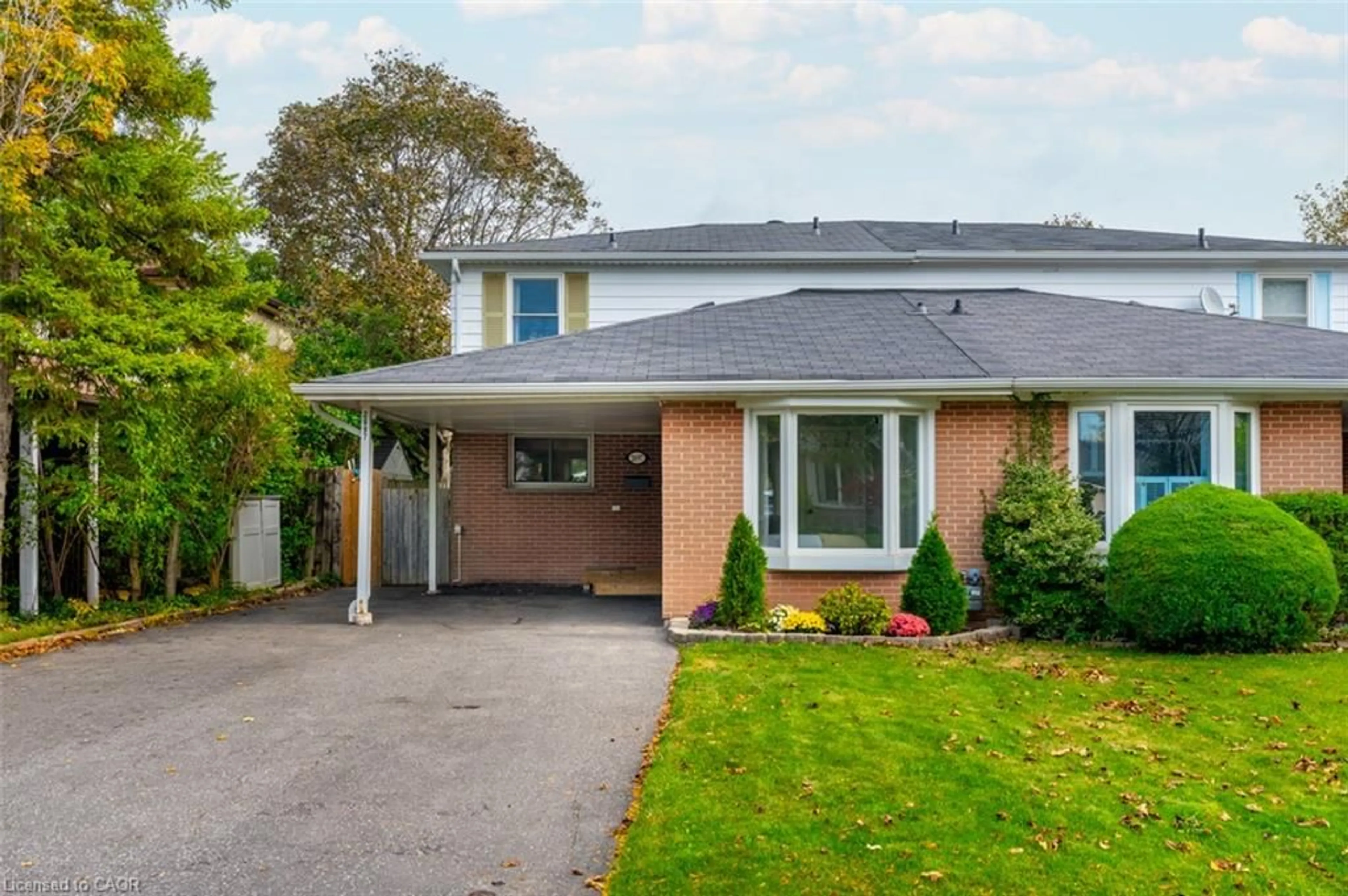 Home with brick exterior material, street for 2697 Hollington Cres, Mississauga Ontario L5K 1E8