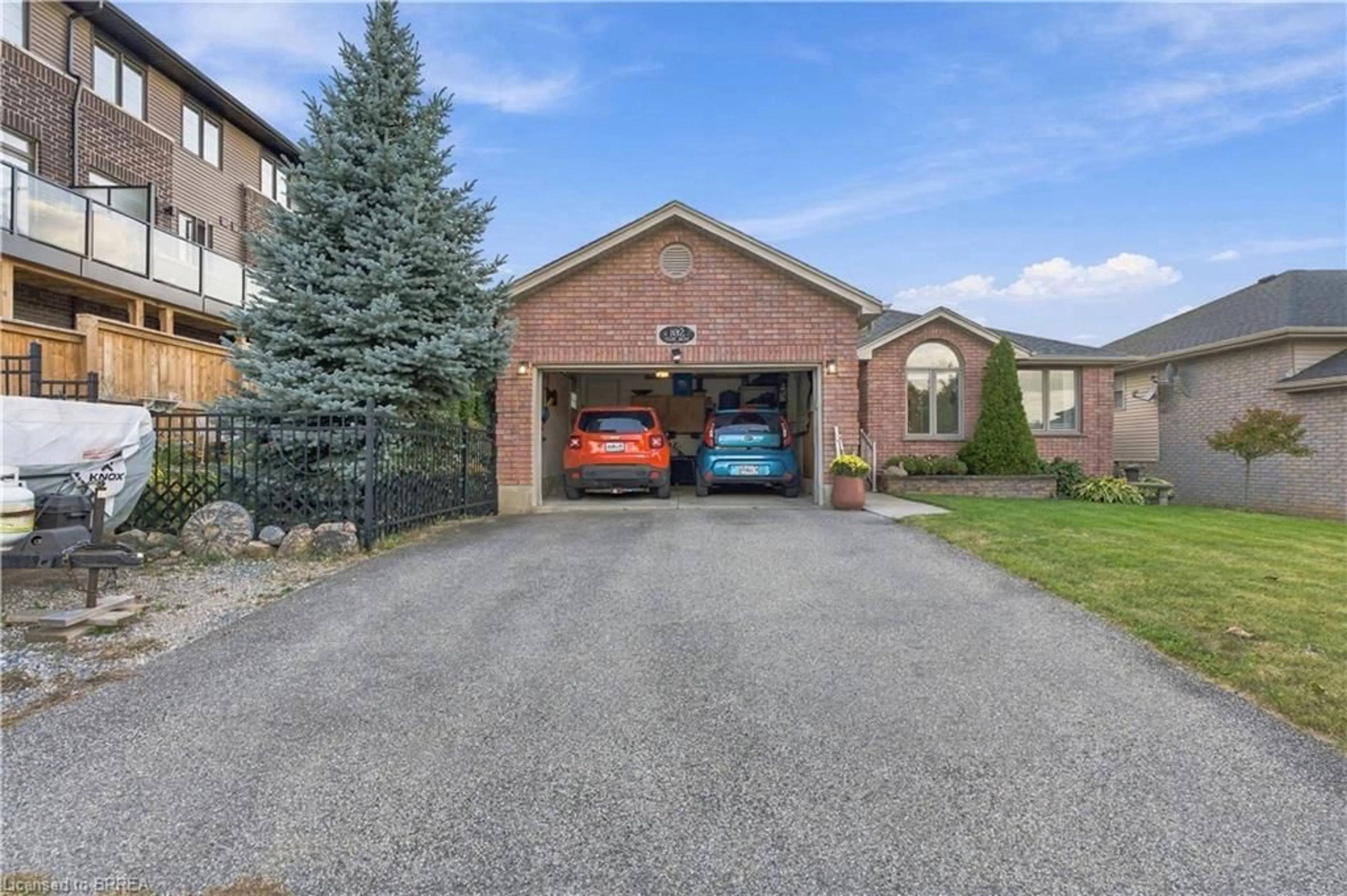 Indoor garage for 102 Court Dr, Paris Ontario N3L 4G7