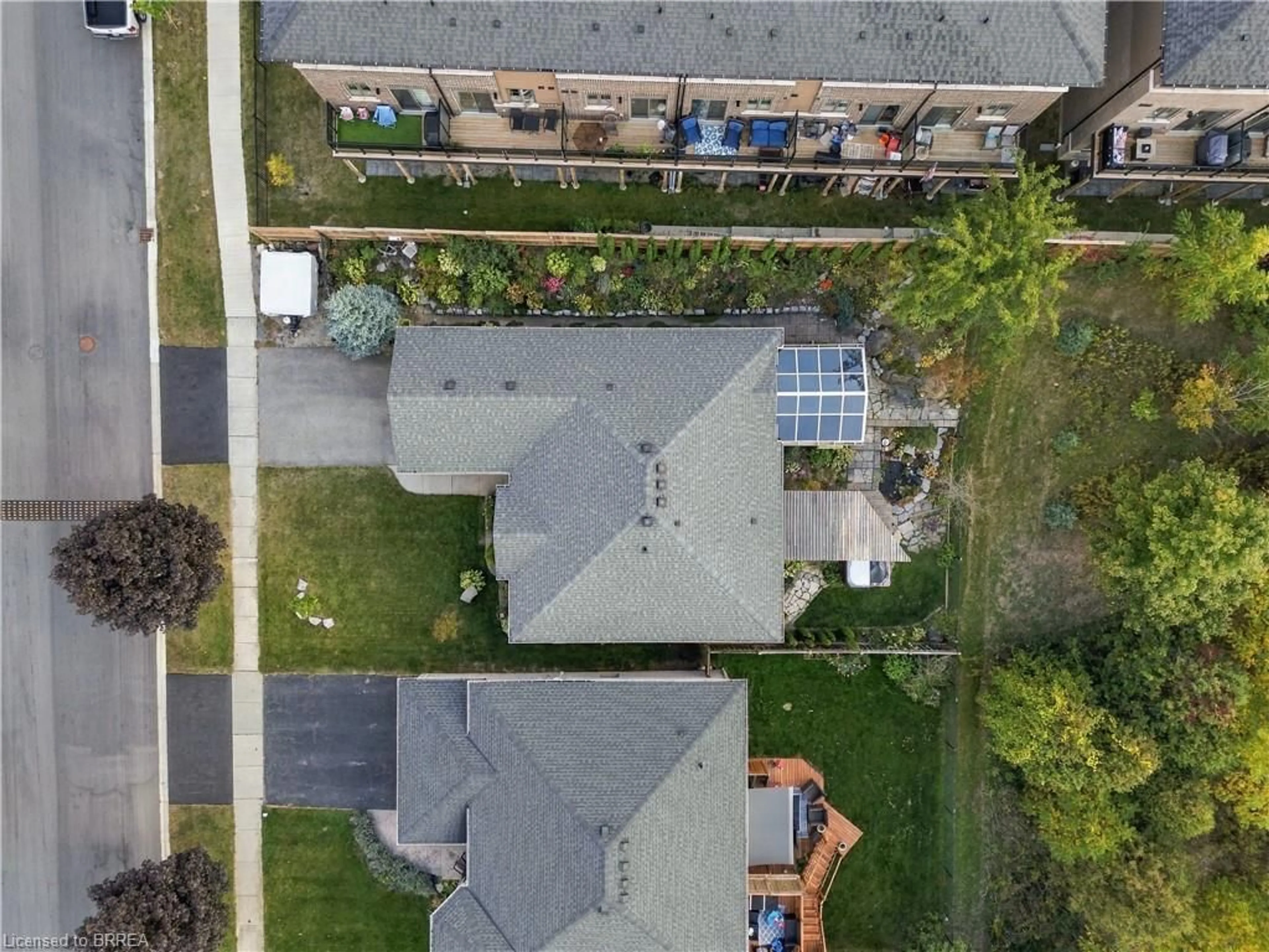 A pic from outside/outdoor area/front of a property/back of a property/a pic from drone, street for 102 Court Dr, Paris Ontario N3L 4G7