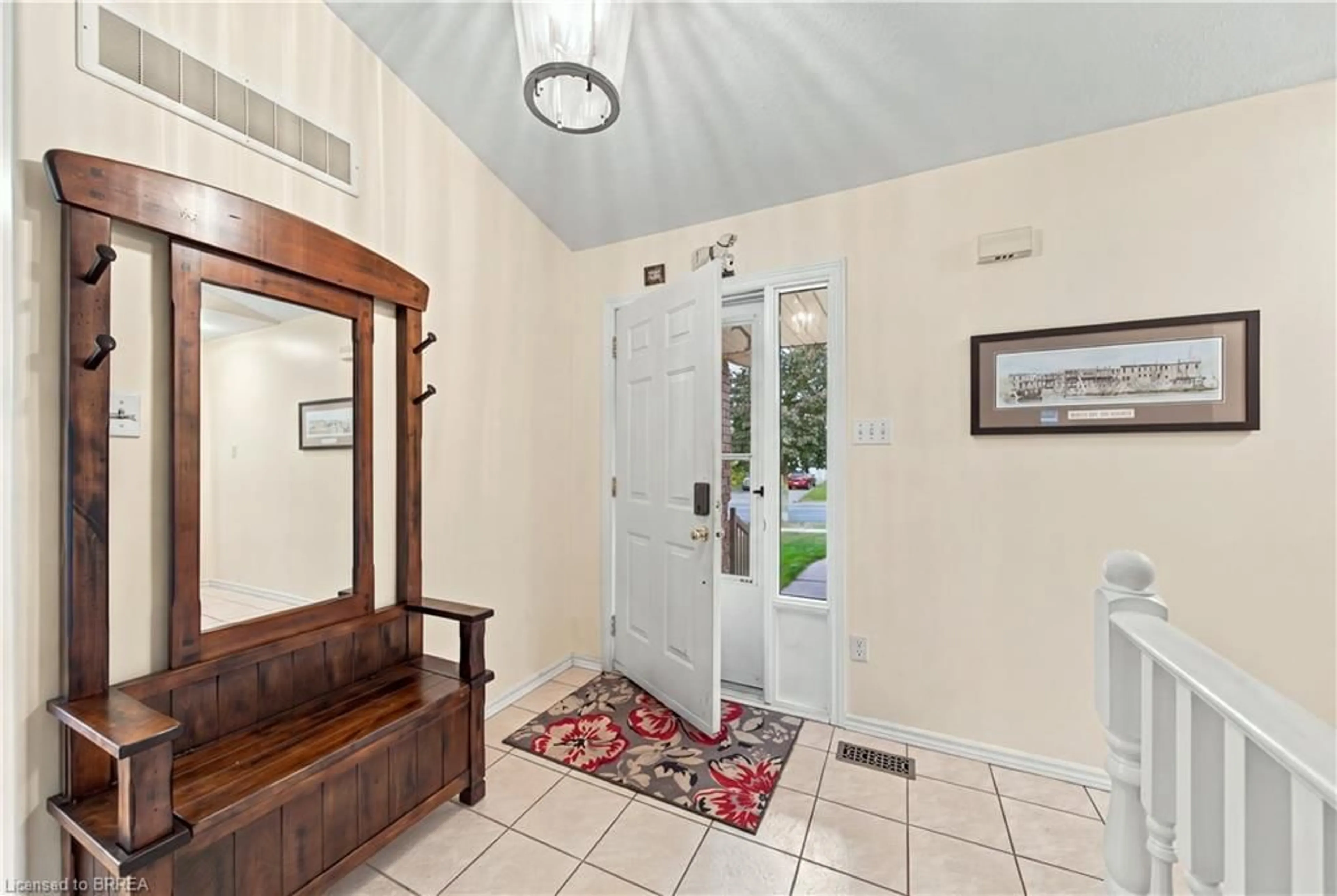 Indoor entryway for 102 Court Dr, Paris Ontario N3L 4G7