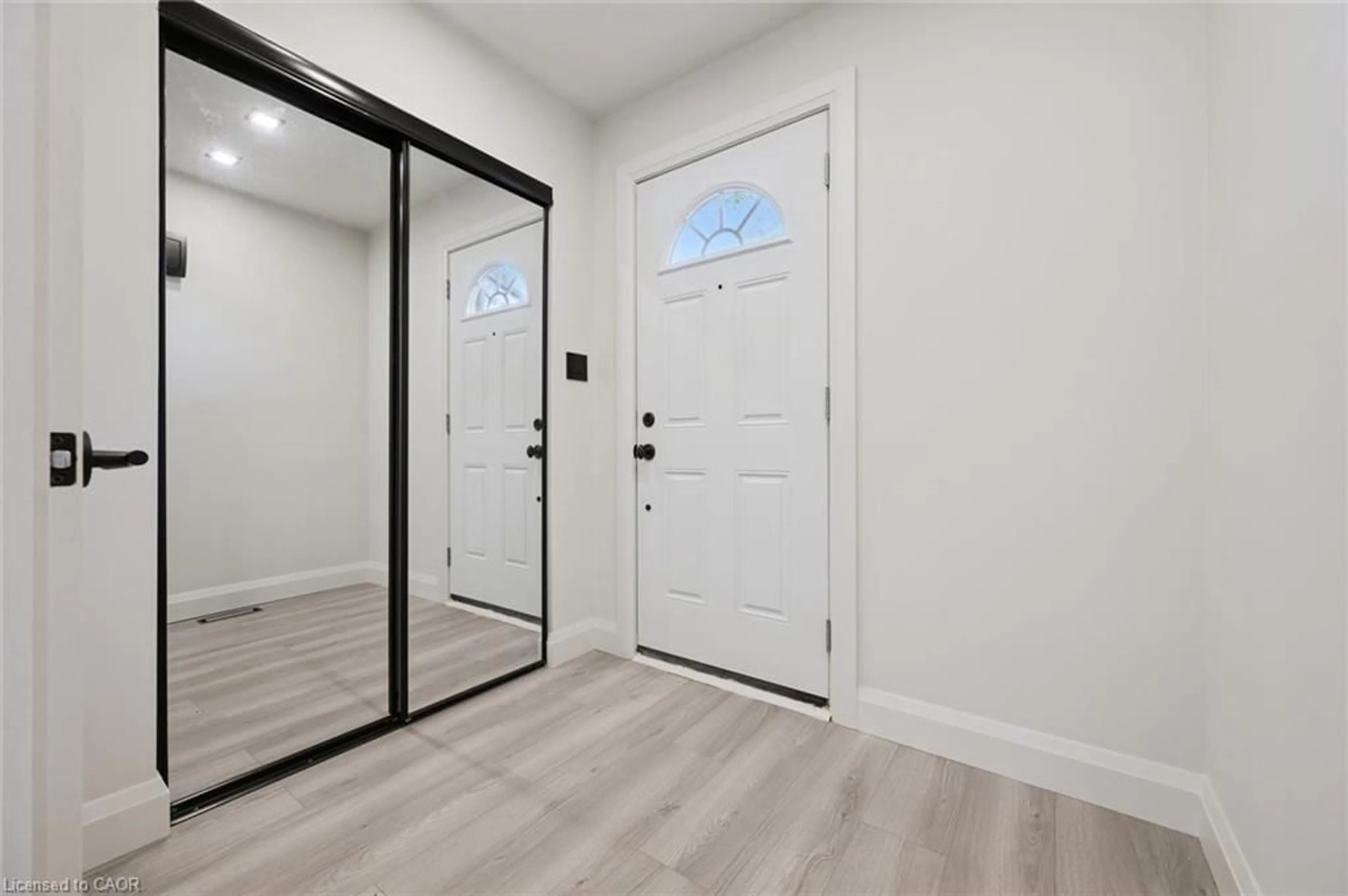 Indoor entryway for 5475 Lakeshore Rd #107, Burlington Ontario L7L 1E1