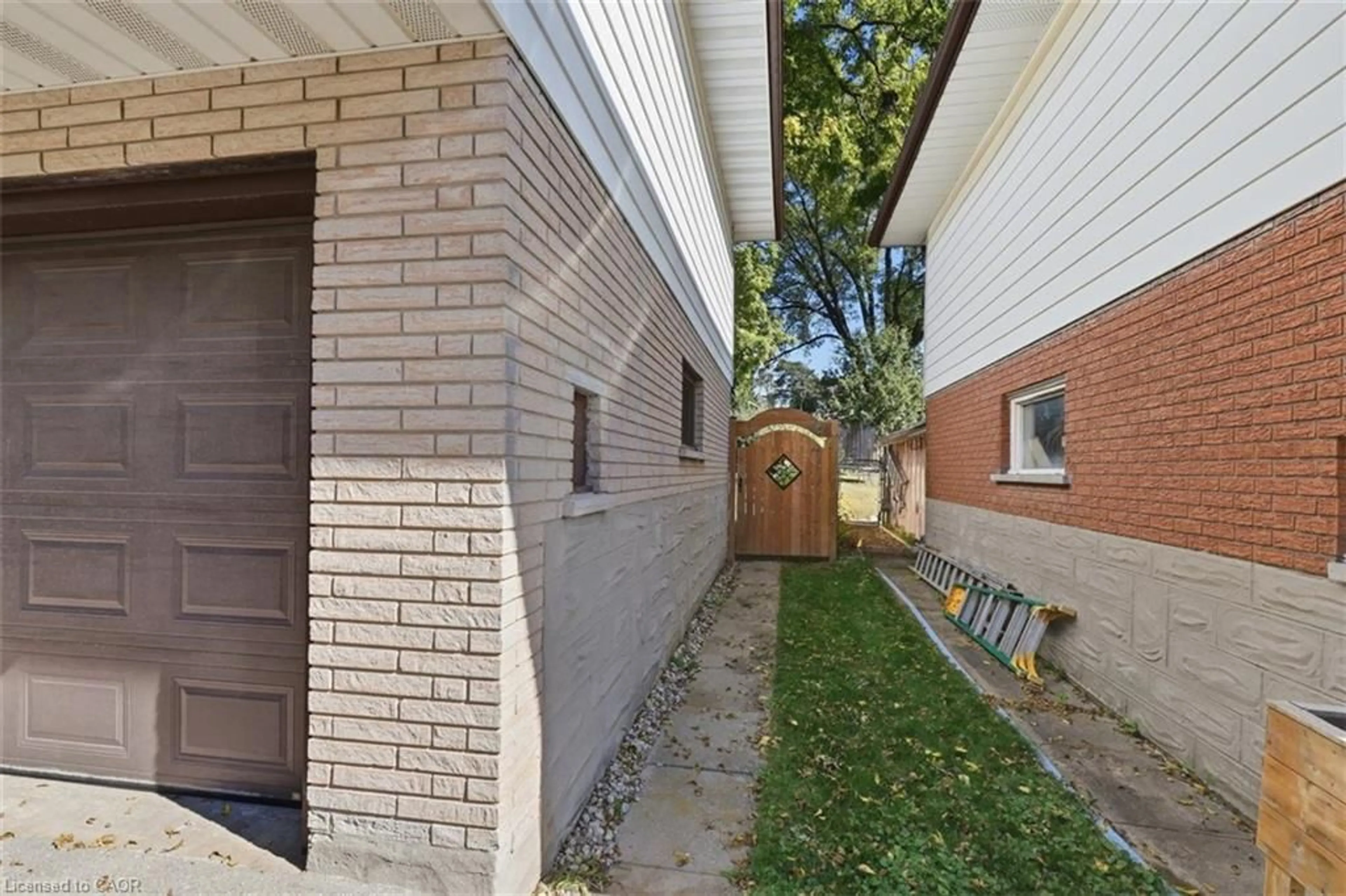 Home with brick exterior material, street for 40 Kenmore Ave, Cambridge Ontario N1S 3H6