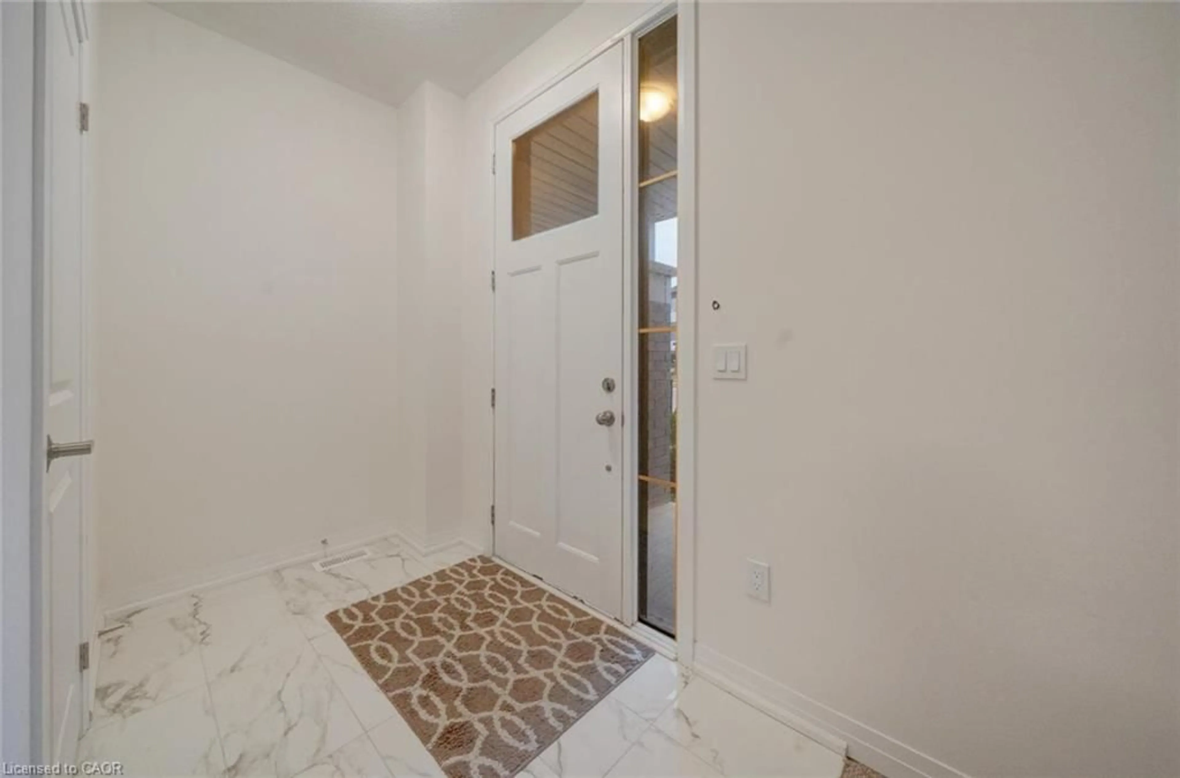 Indoor entryway for 475 Provident Way, Mount Hope Ontario L0R 1W0