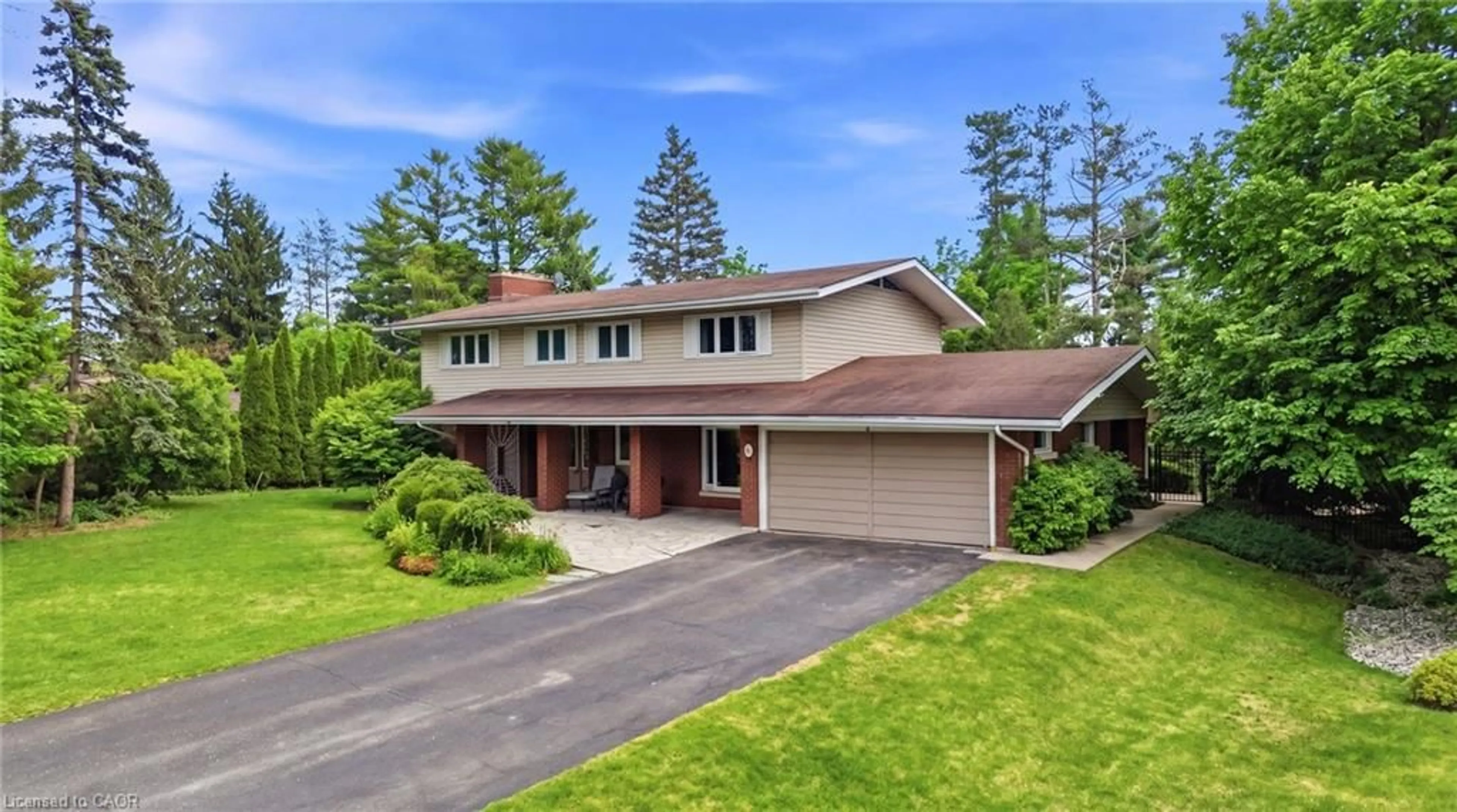 A pic from outside/outdoor area/front of a property/back of a property/a pic from drone, street for 6 Summit Cir, Norfolk Ontario N3Y 3K8