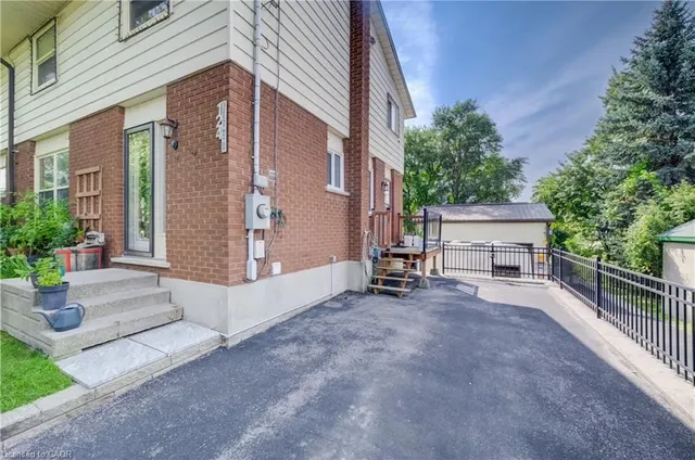 124 Queensway Dr, St. Jacobs 2
