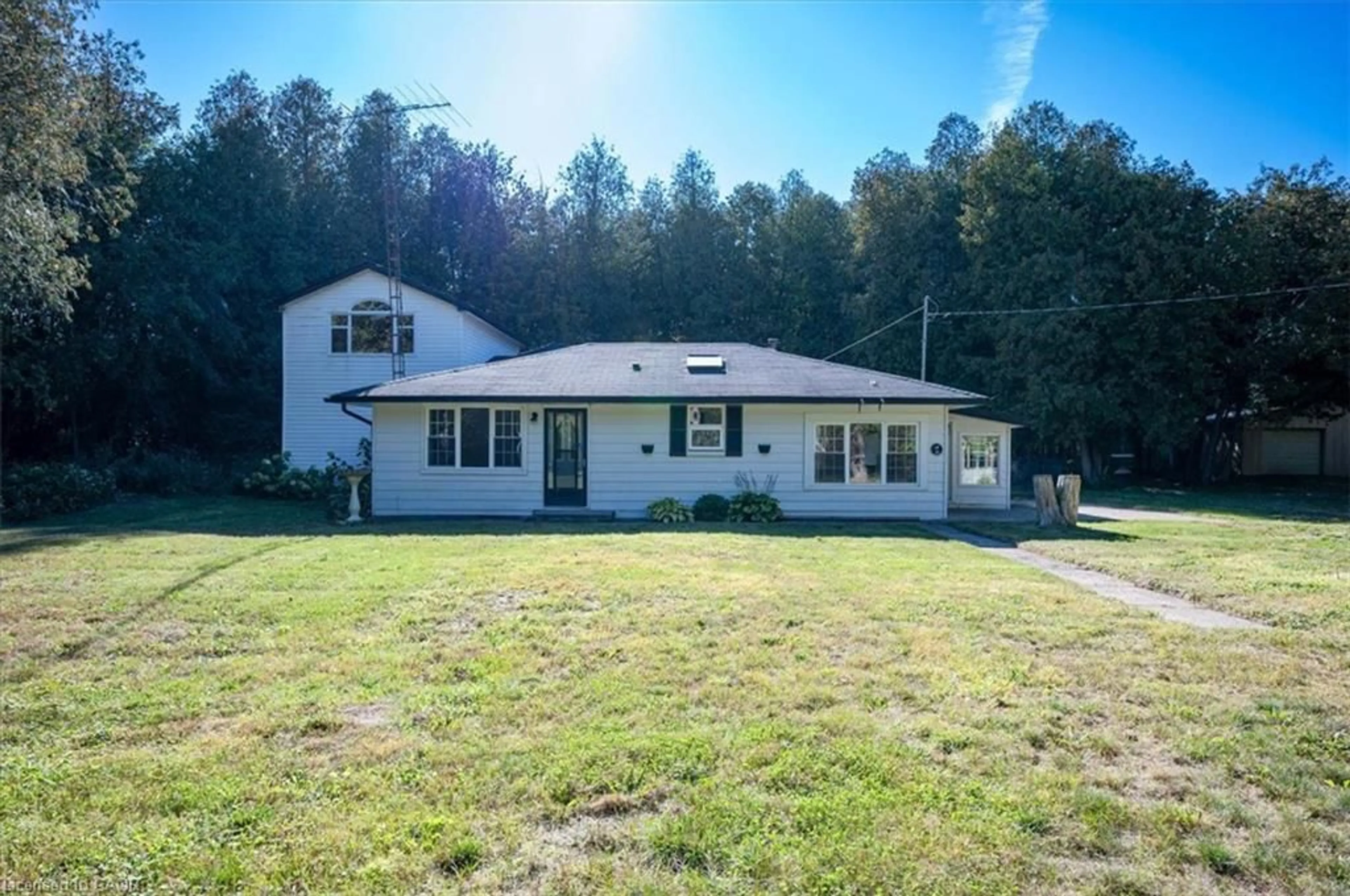 A pic from outside/outdoor area/front of a property/back of a property/a pic from drone, building for 36 Ash St, Eden Mills Ontario N0B 2K0