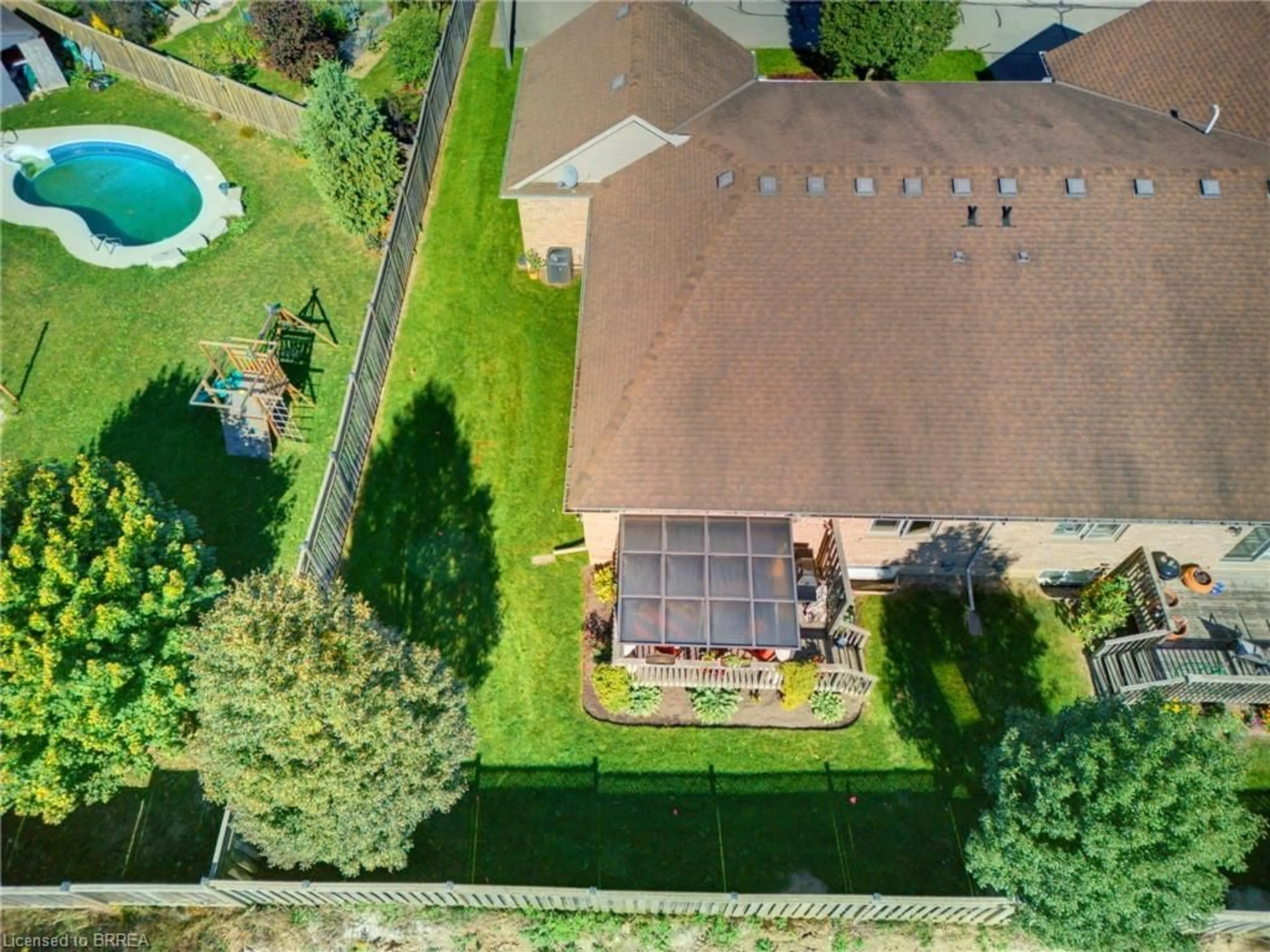 A pic from outside/outdoor area/front of a property/back of a property/a pic from drone, unknown for 601 Conklin Rd #8, Brantford Ontario N3T 0C1
