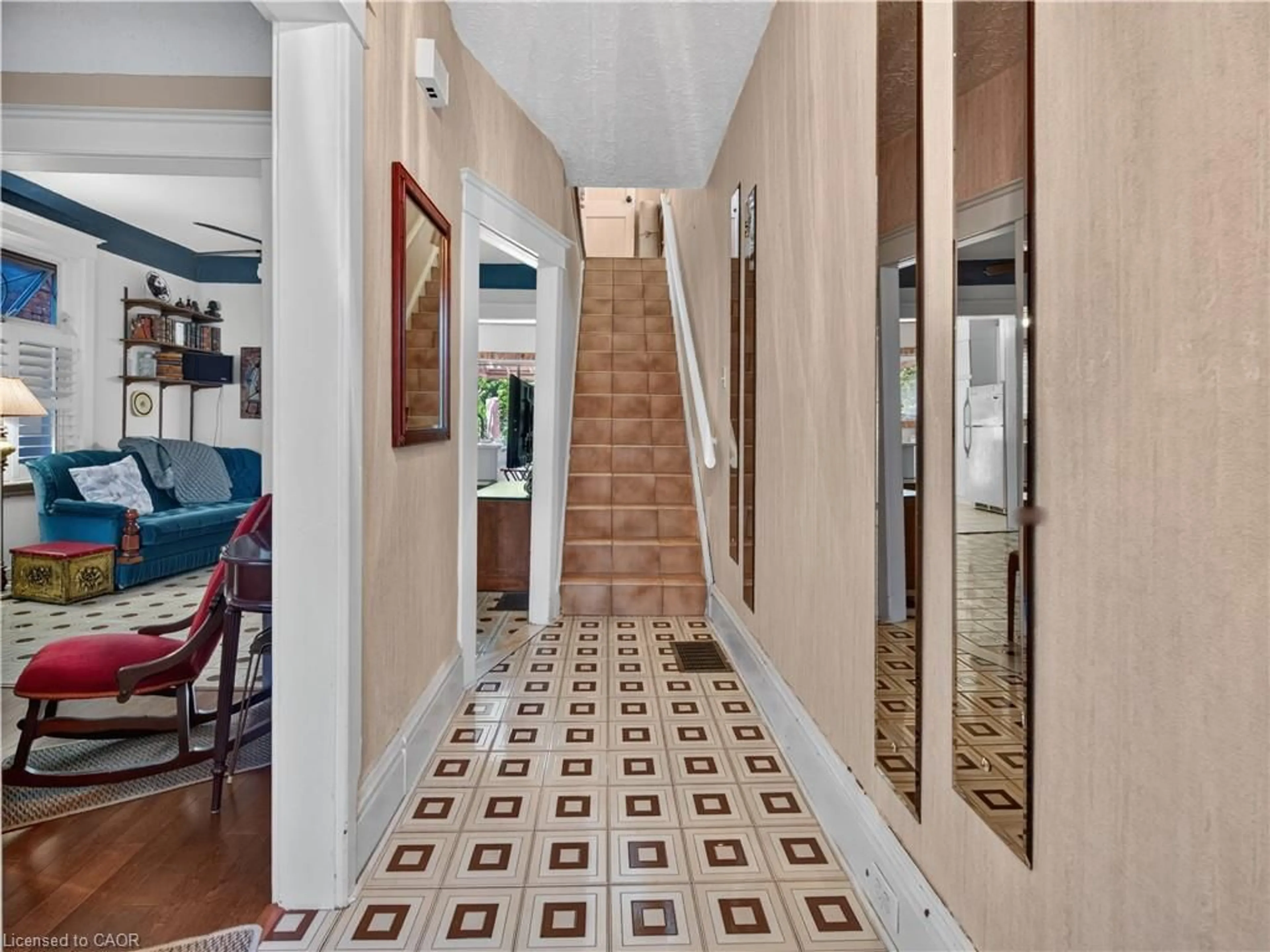Indoor foyer for 248 Saint Clair Blvd, Hamilton Ontario L8M 2P2