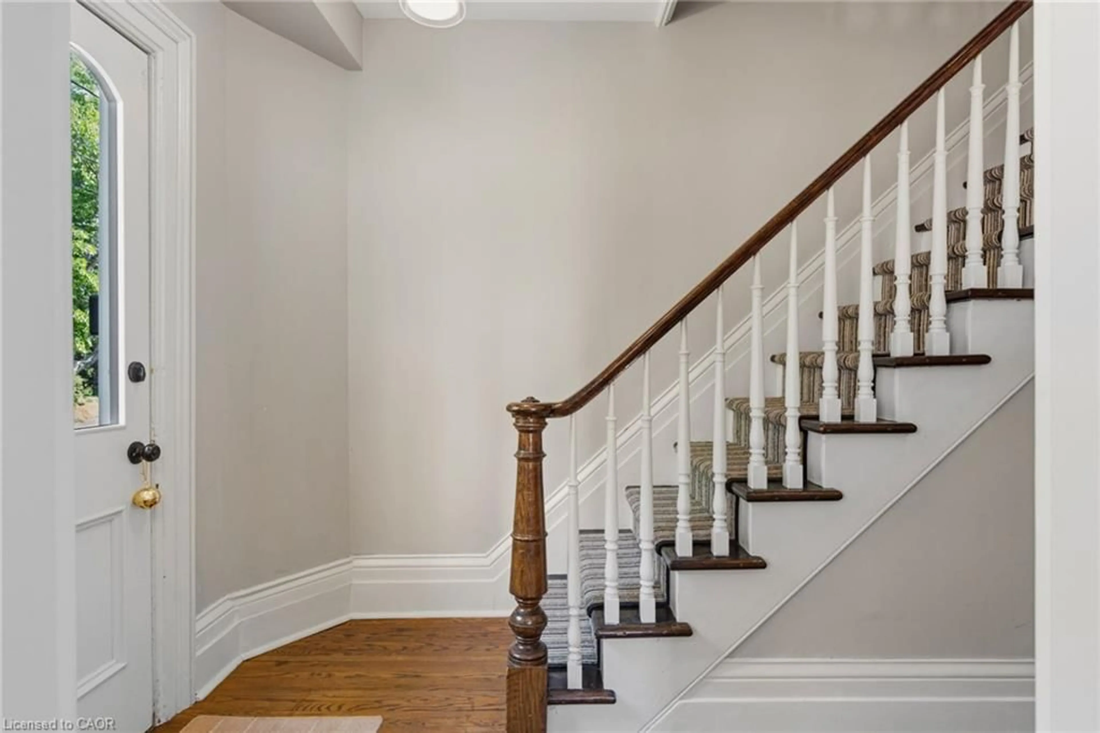 Stairs for 332 Palmer Ave, Oakville Ontario L6J 1T3