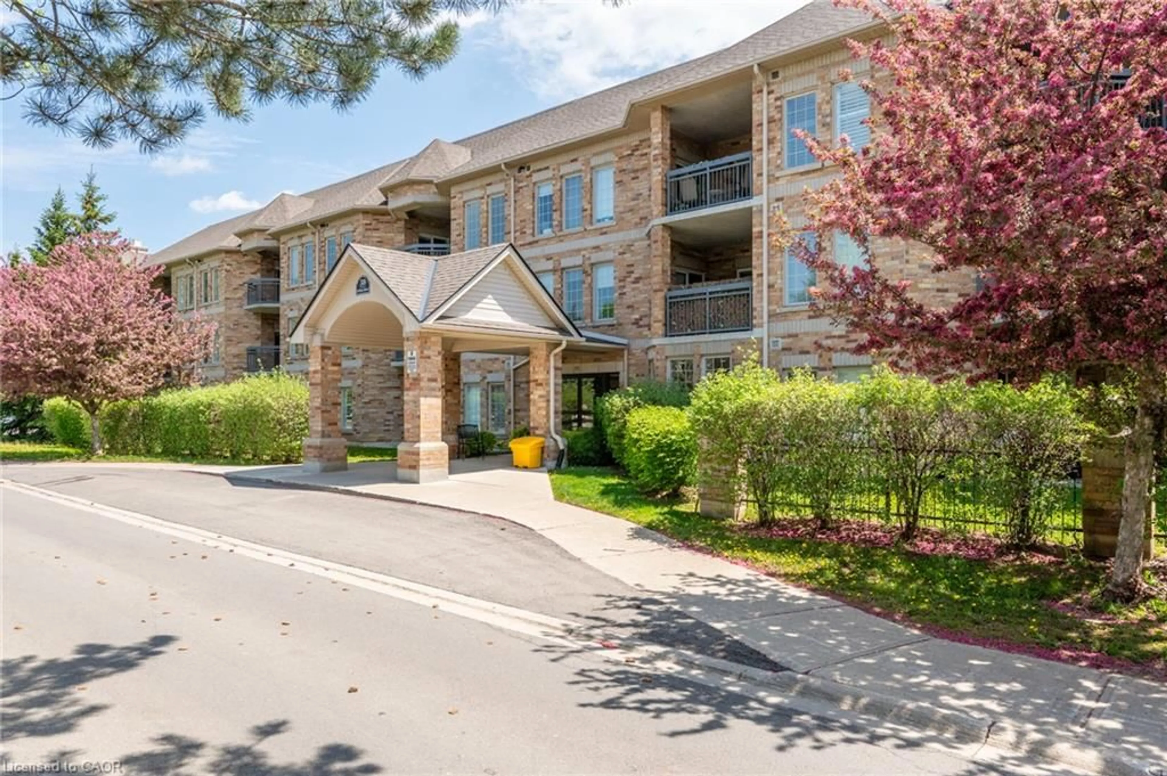Patio, mountain view for 59 Critzia Dr #208, Mount Hope Ontario L0R 1W0
