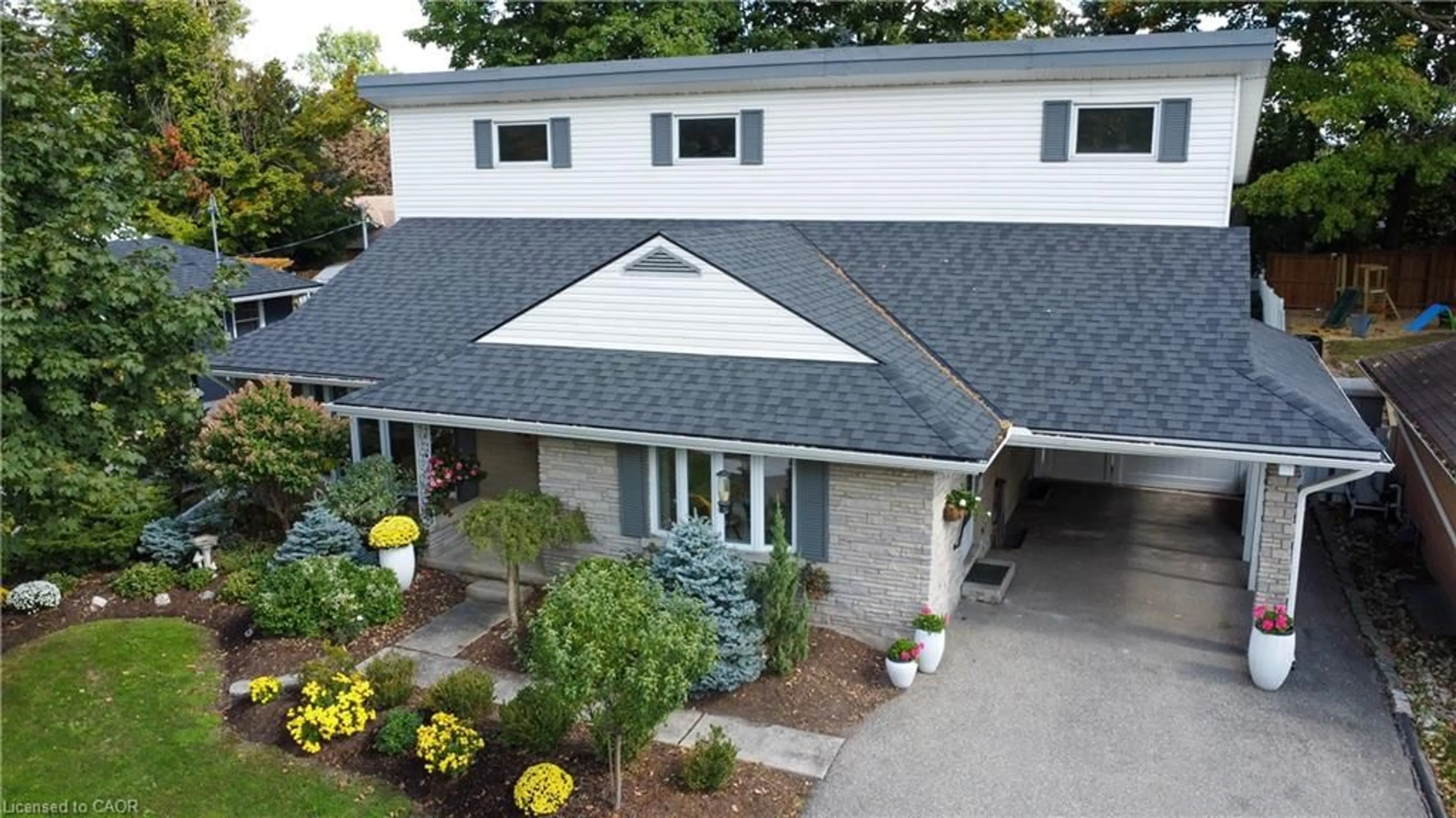 Home with vinyl exterior material, building for 24 Valewood Pl, Kitchener Ontario N2H 4N6