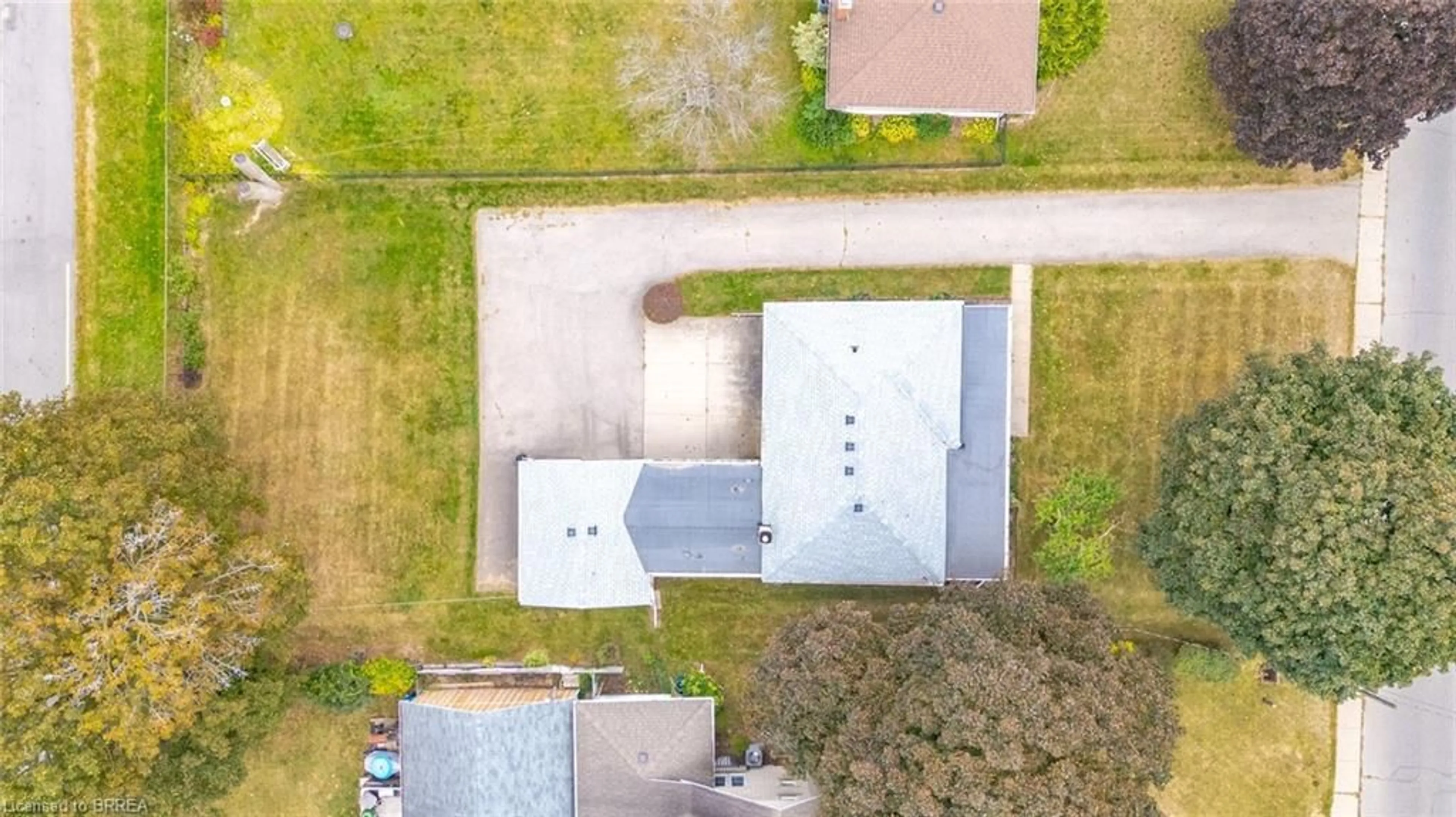 A pic from outside/outdoor area/front of a property/back of a property/a pic from drone, street for 111 Silver St, Paris Ontario N3L 1V2