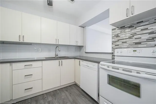 18 Holborn Crt #211, Kitchener 2