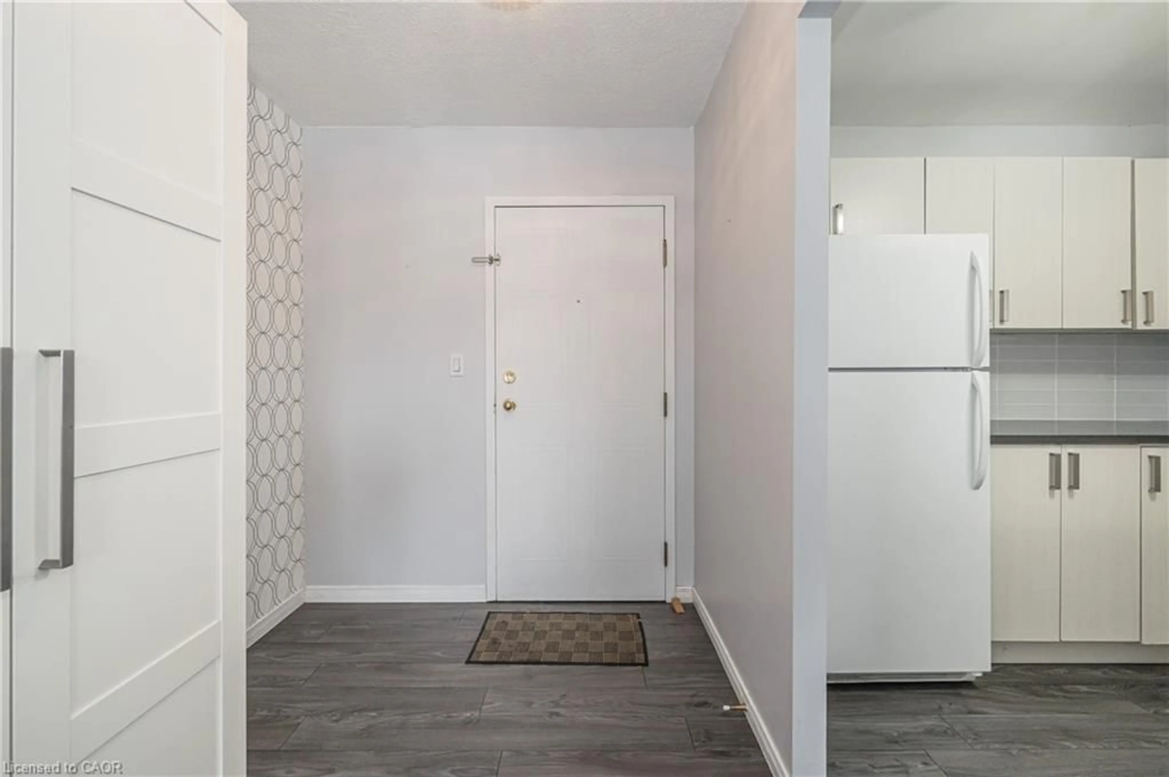 Indoor entryway for 18 Holborn Crt #211, Kitchener Ontario N2A 4A1