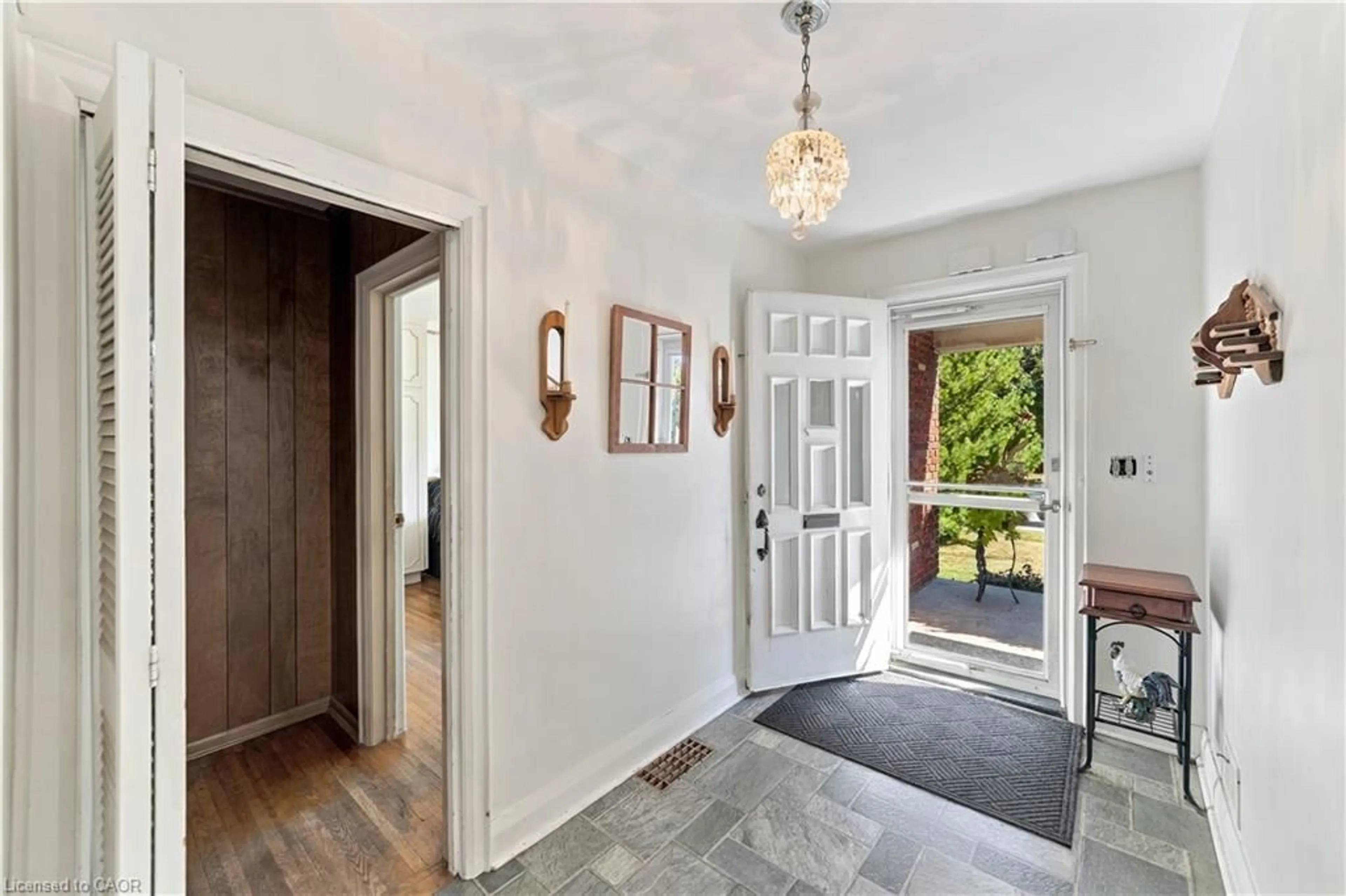 Indoor entryway for 106 Pottruff Rd, Hamilton Ontario L8K 4A2