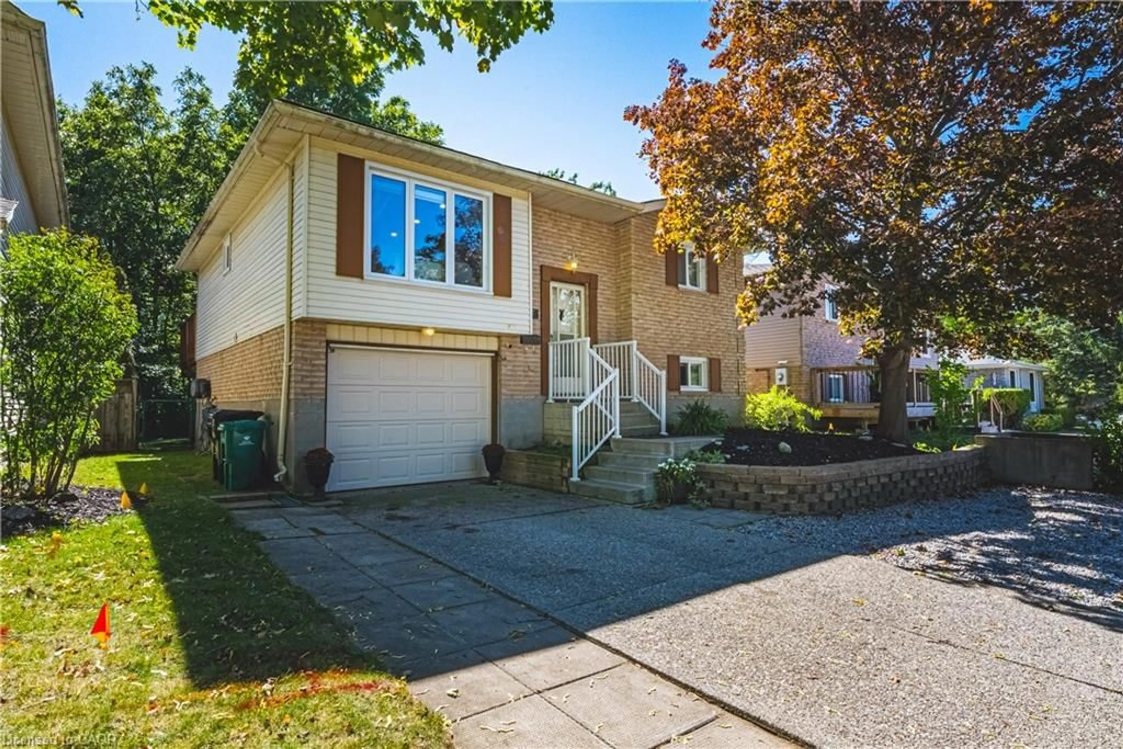Home with vinyl exterior material, street for 414 Woods Lane, Cambridge Ontario N3H 5J4