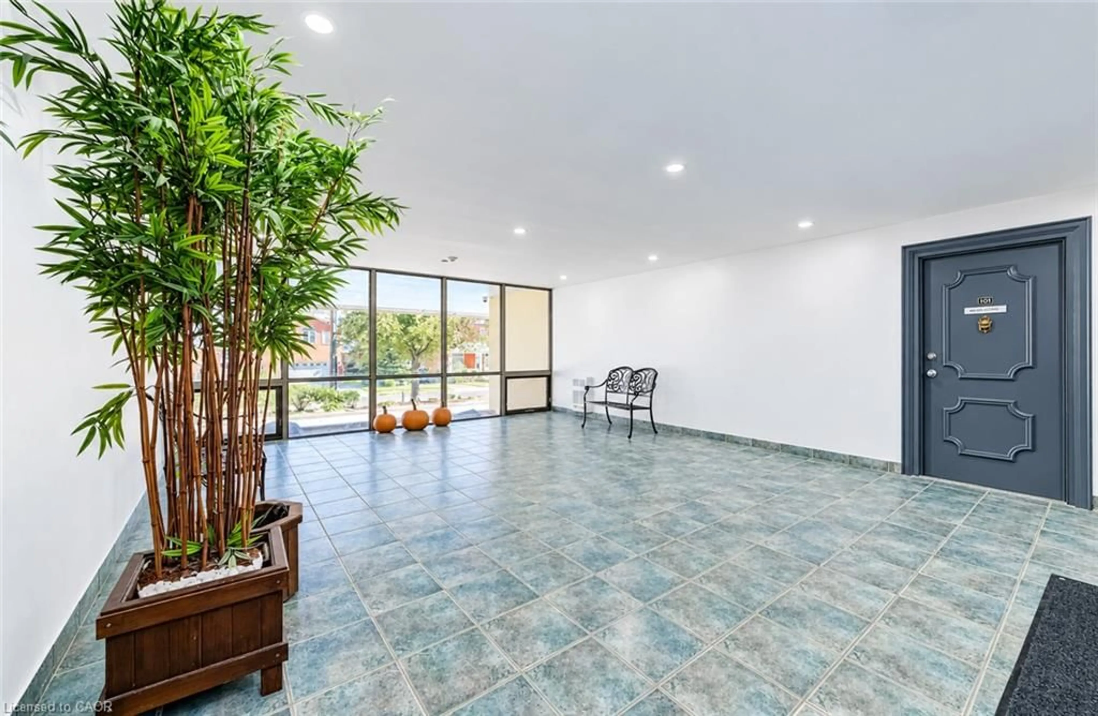 Indoor foyer for 81 Church St #1407, Kitchener Ontario N2G 4M1