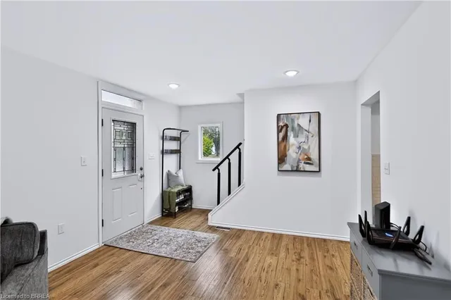 11 Sussex Ave, Brantford 2