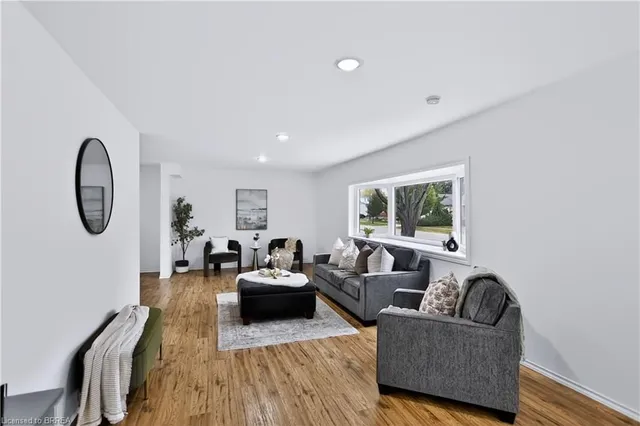 11 Sussex Ave, Brantford 3