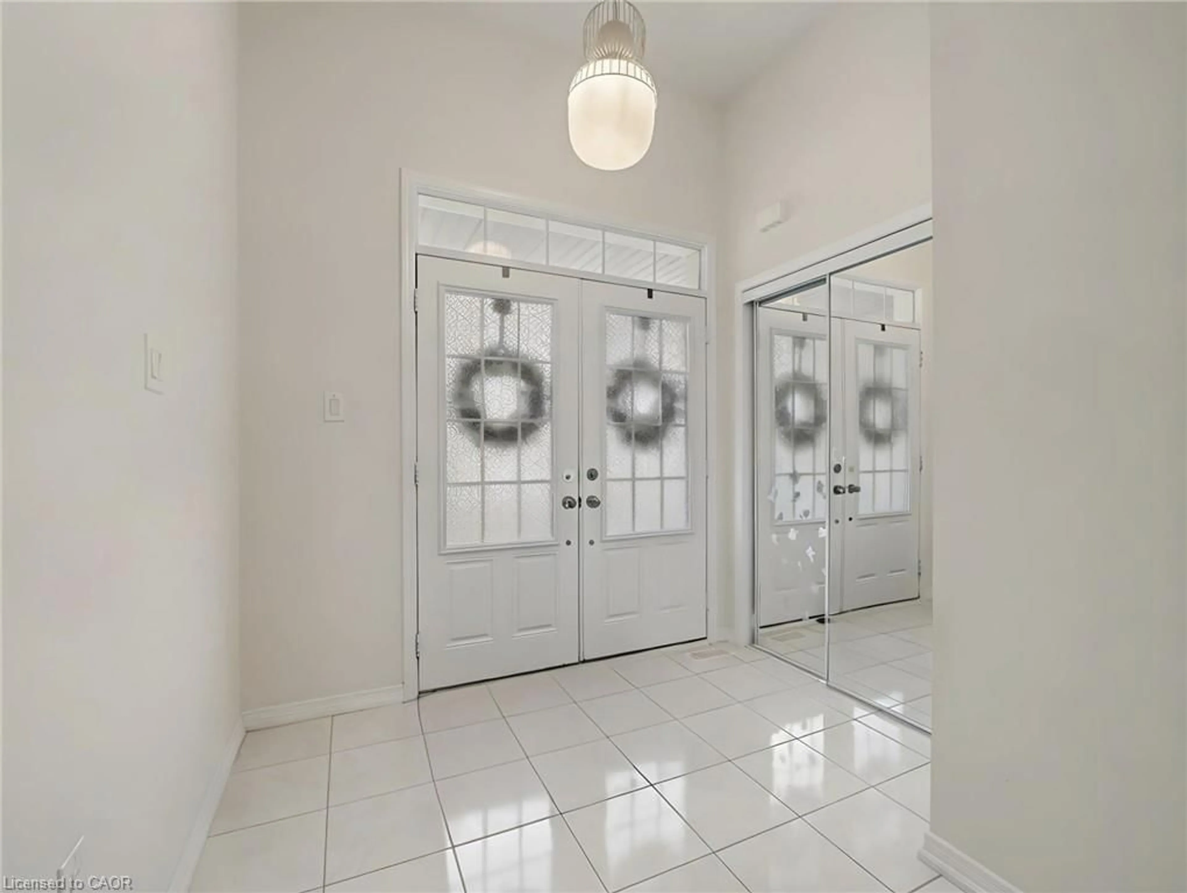 Indoor entryway for 7732 Butternut Blvd, Niagara Falls Ontario L2E 6N9