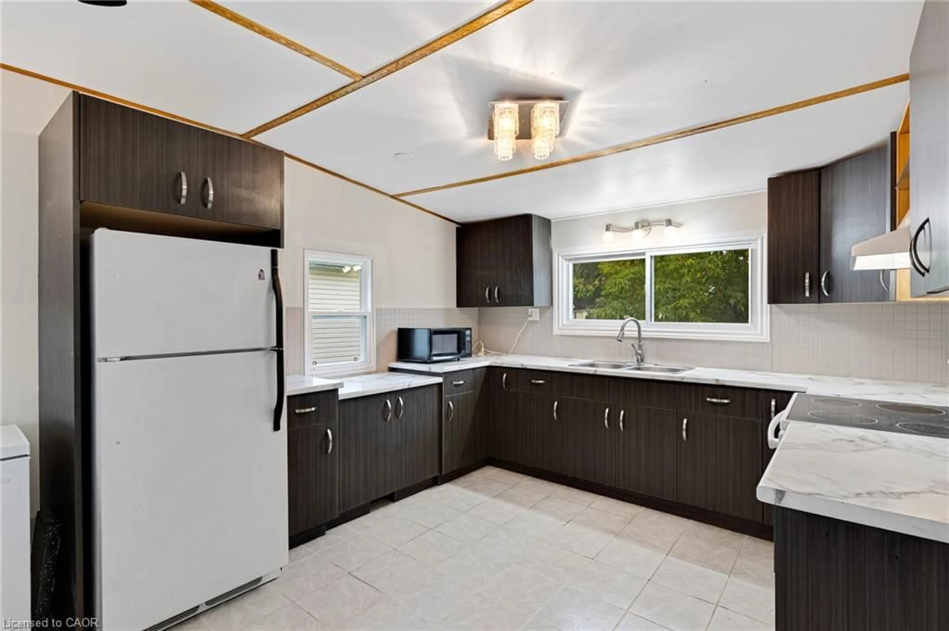 Standard kitchen, ceramic/tile floor for 116 Franciscus St, Waterloo Ontario N2J 4G8