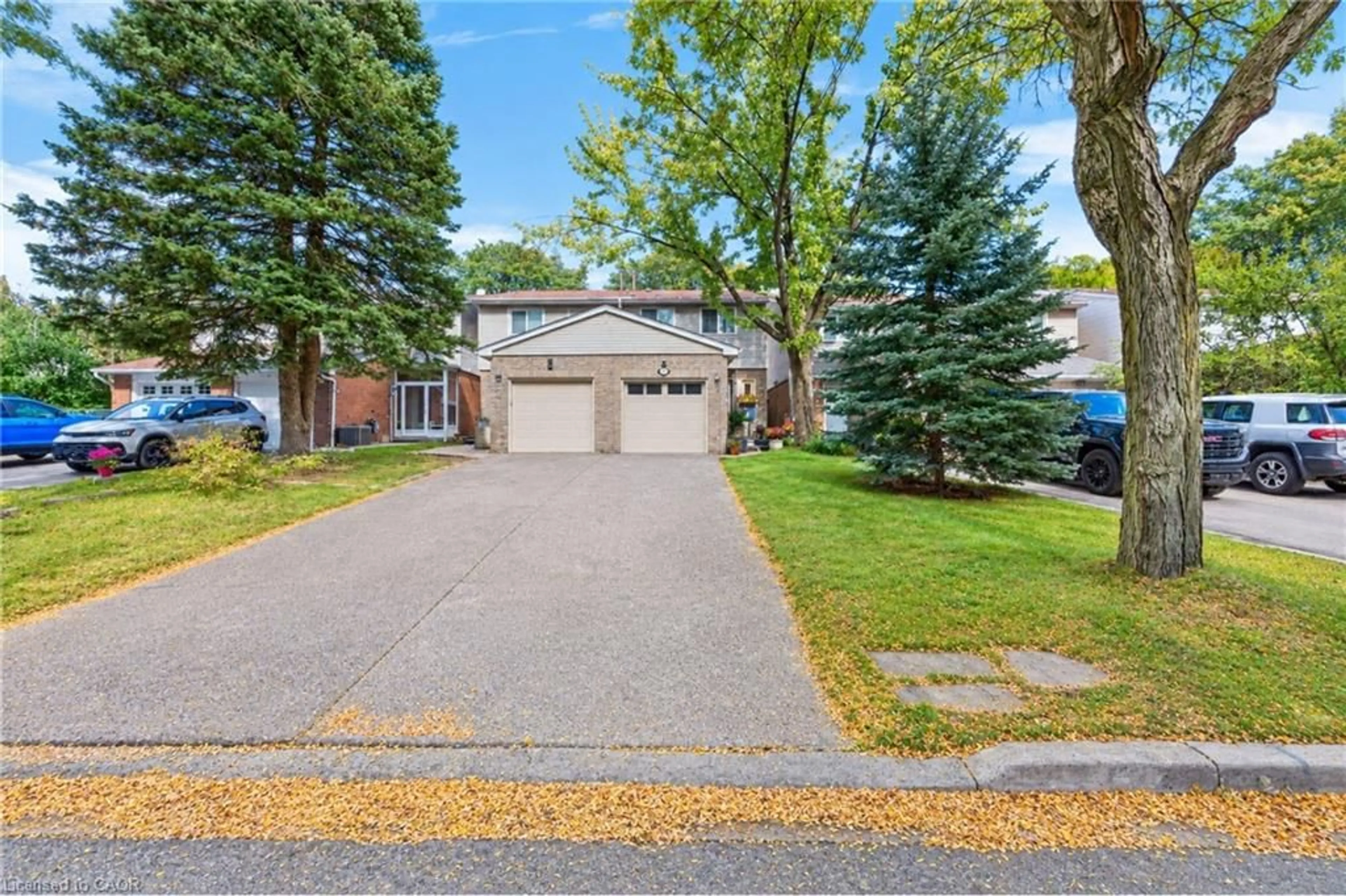 A pic from outside/outdoor area/front of a property/back of a property/a pic from drone, street for 118 Tamarack Dr, Thornhill Ontario L3T 4X4