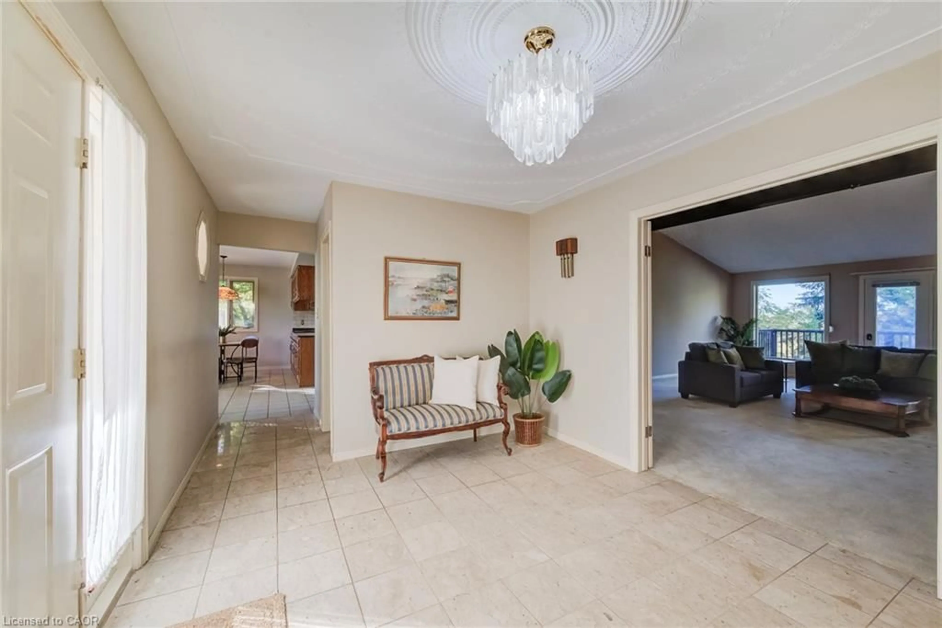 Indoor foyer for 44 Greensview Dr, Kitchener Ontario N2P 2E6