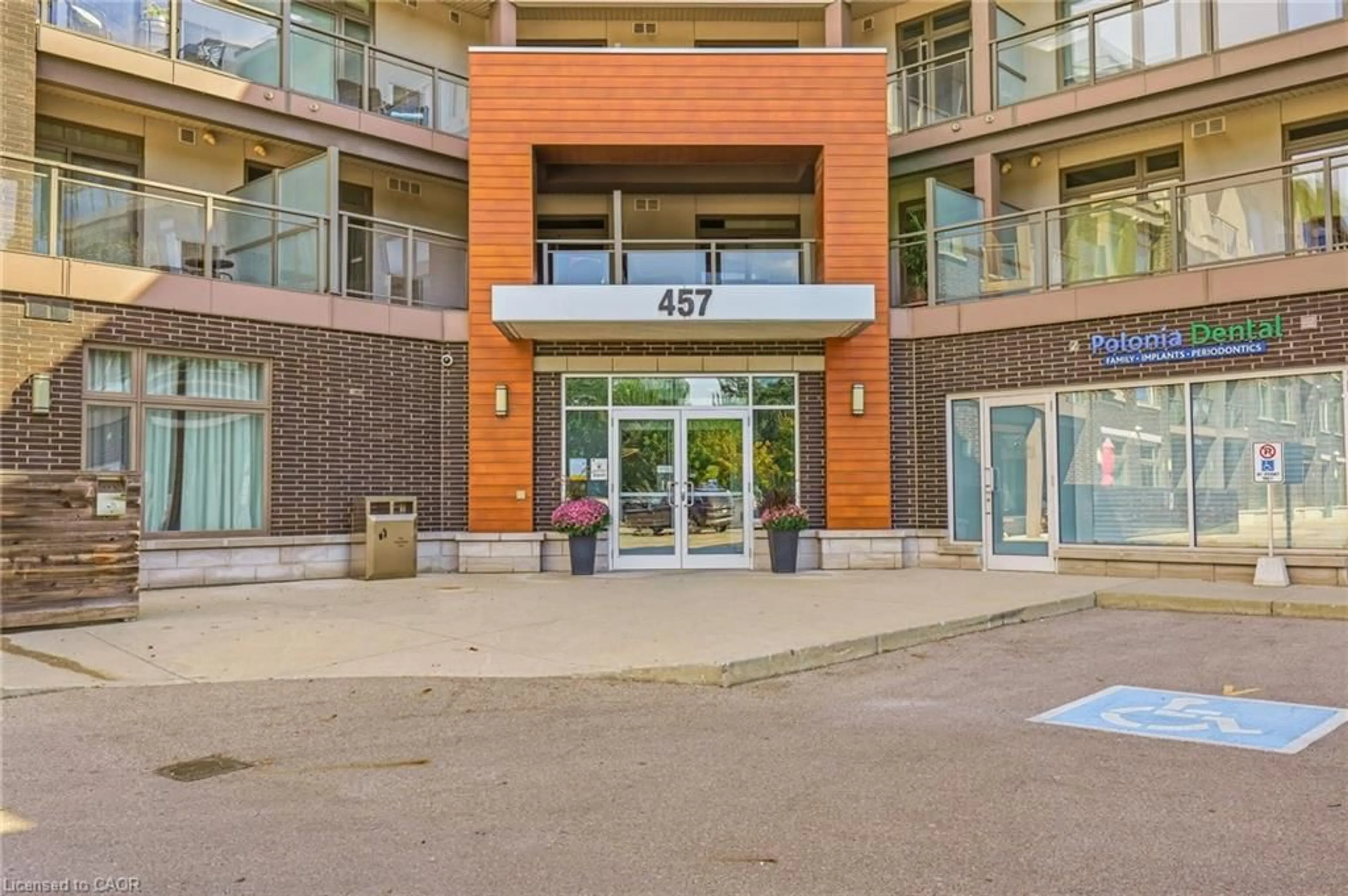Indoor foyer for 457 Plains Rd #108, Burlington Ontario L7T 0B8