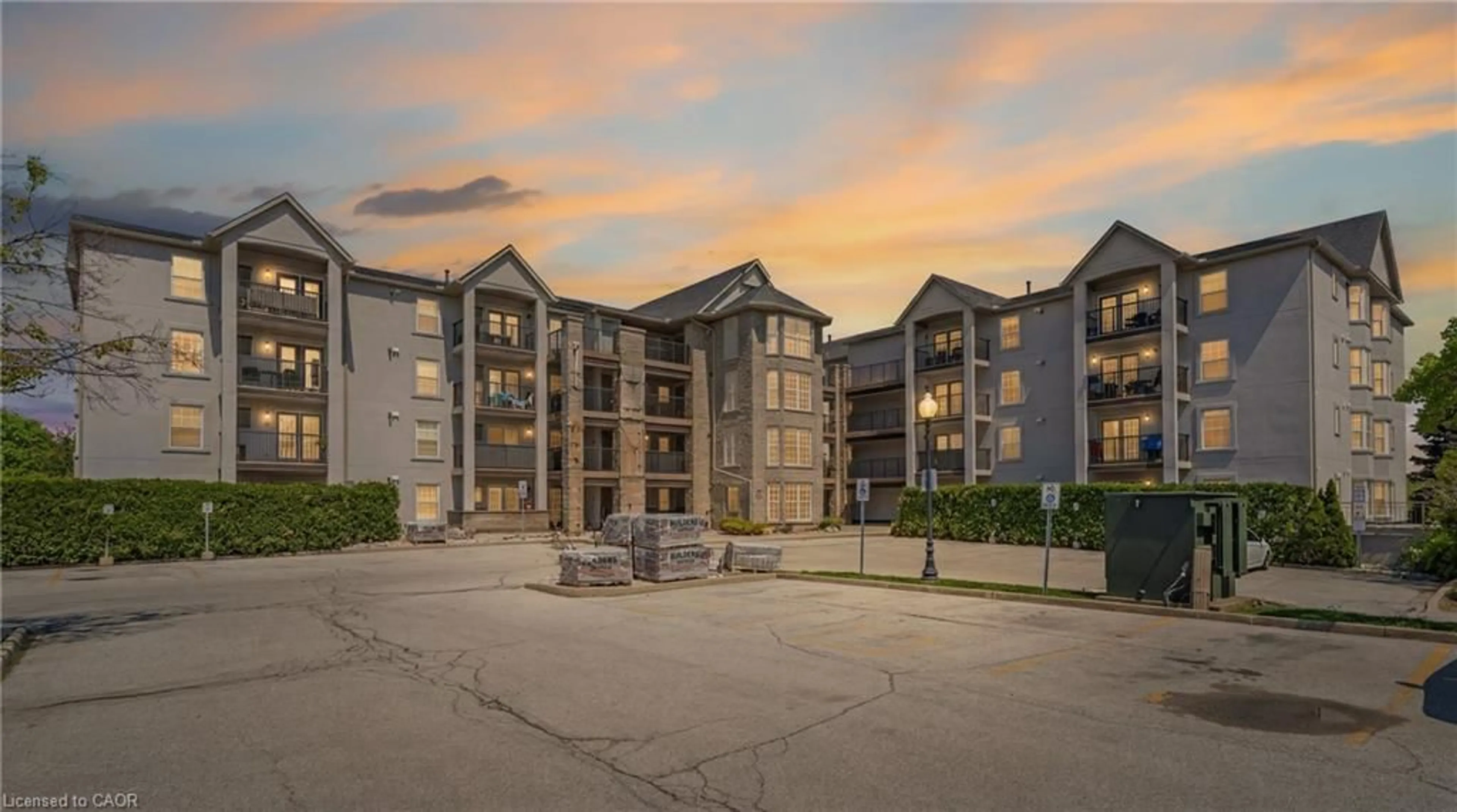 A pic from outside/outdoor area/front of a property/back of a property/a pic from drone, unknown for 1421 Walkers Line #209, Burlington Ontario L7M 4P4