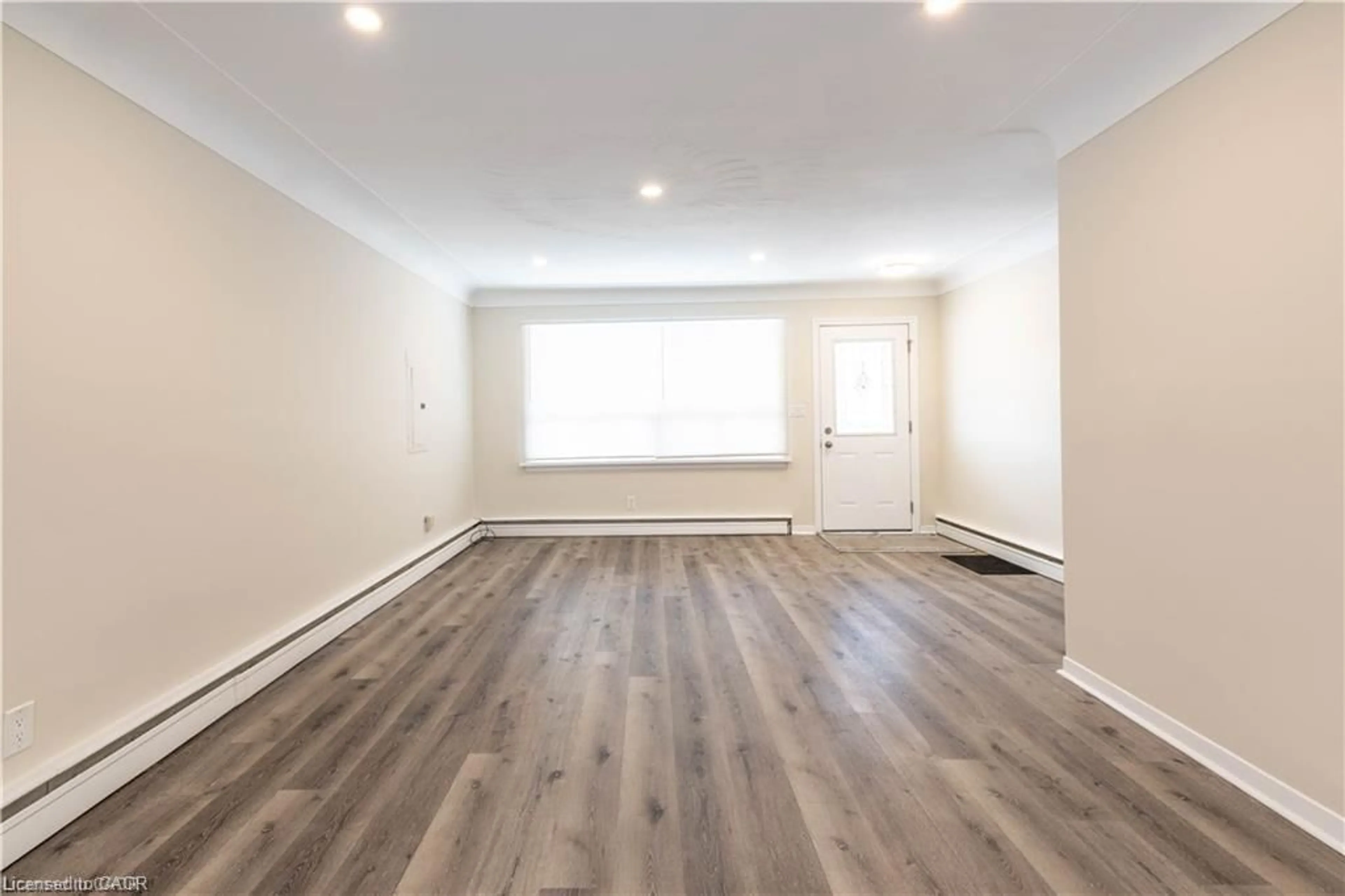A pic of a room for 499 East 16th St, Hamilton Ontario L9A 4K9