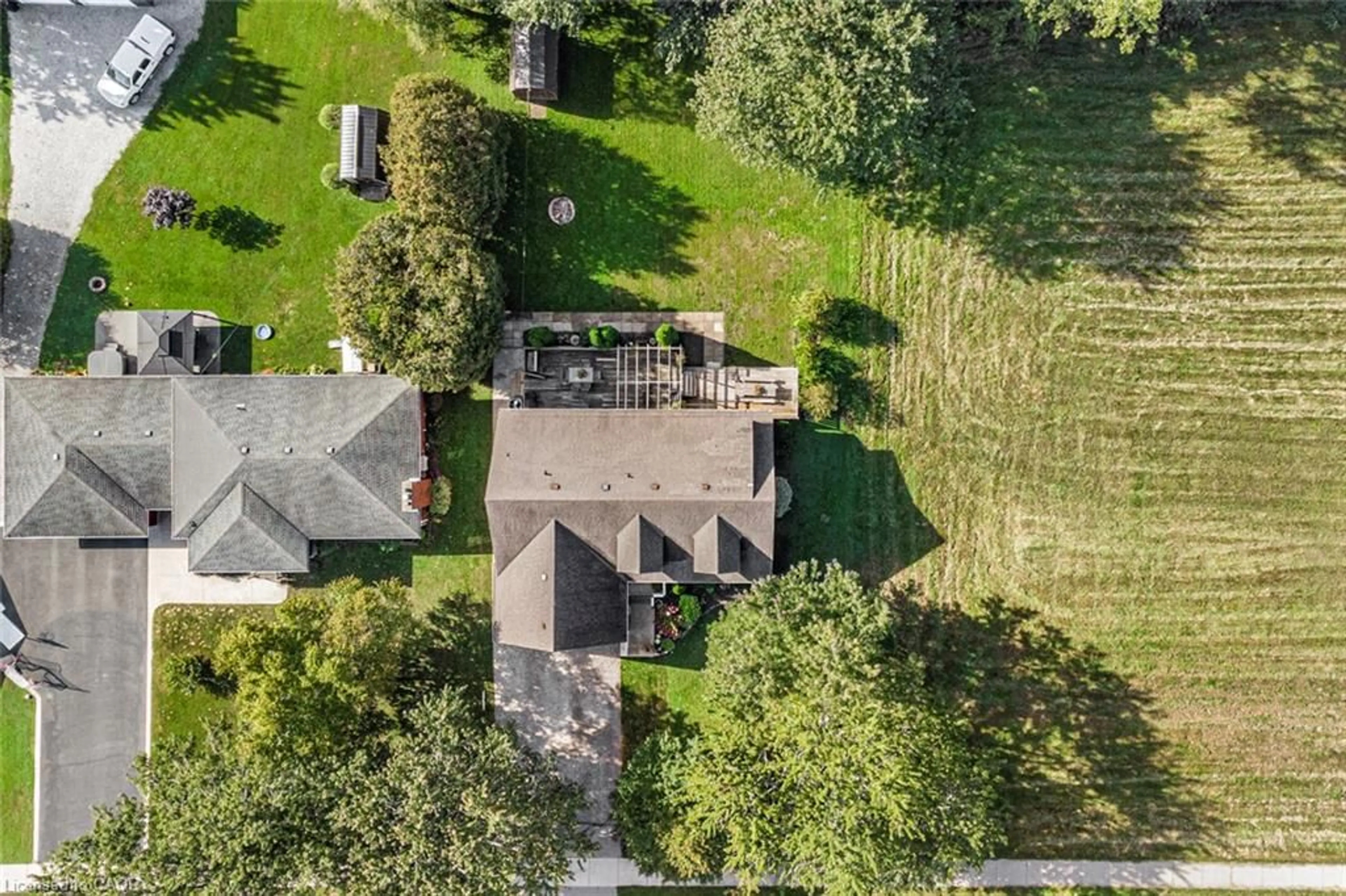 A pic from outside/outdoor area/front of a property/back of a property/a pic from drone, unknown for 714 Cross St, Dunnville Ontario N1A 1N7