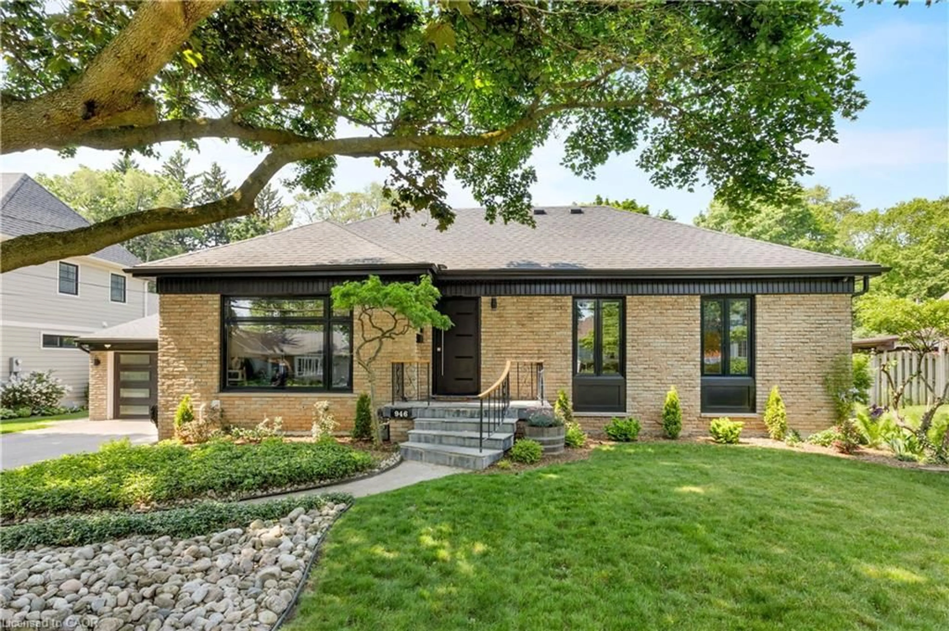 Home with brick exterior material, street for 946 Glenwood Ave, Burlington Ontario L7T 2K2