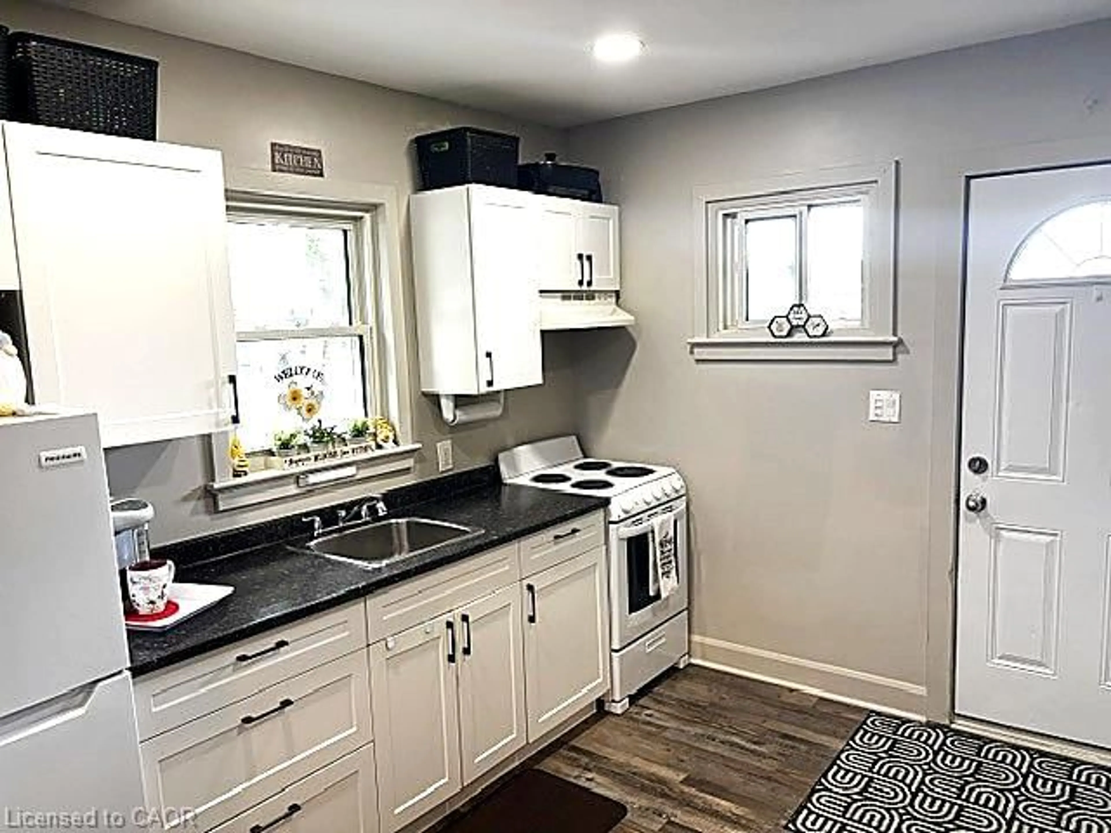 Standard kitchen, unknown for 115 BROCK Brock St, Sarnia Ontario N7T 5Y9