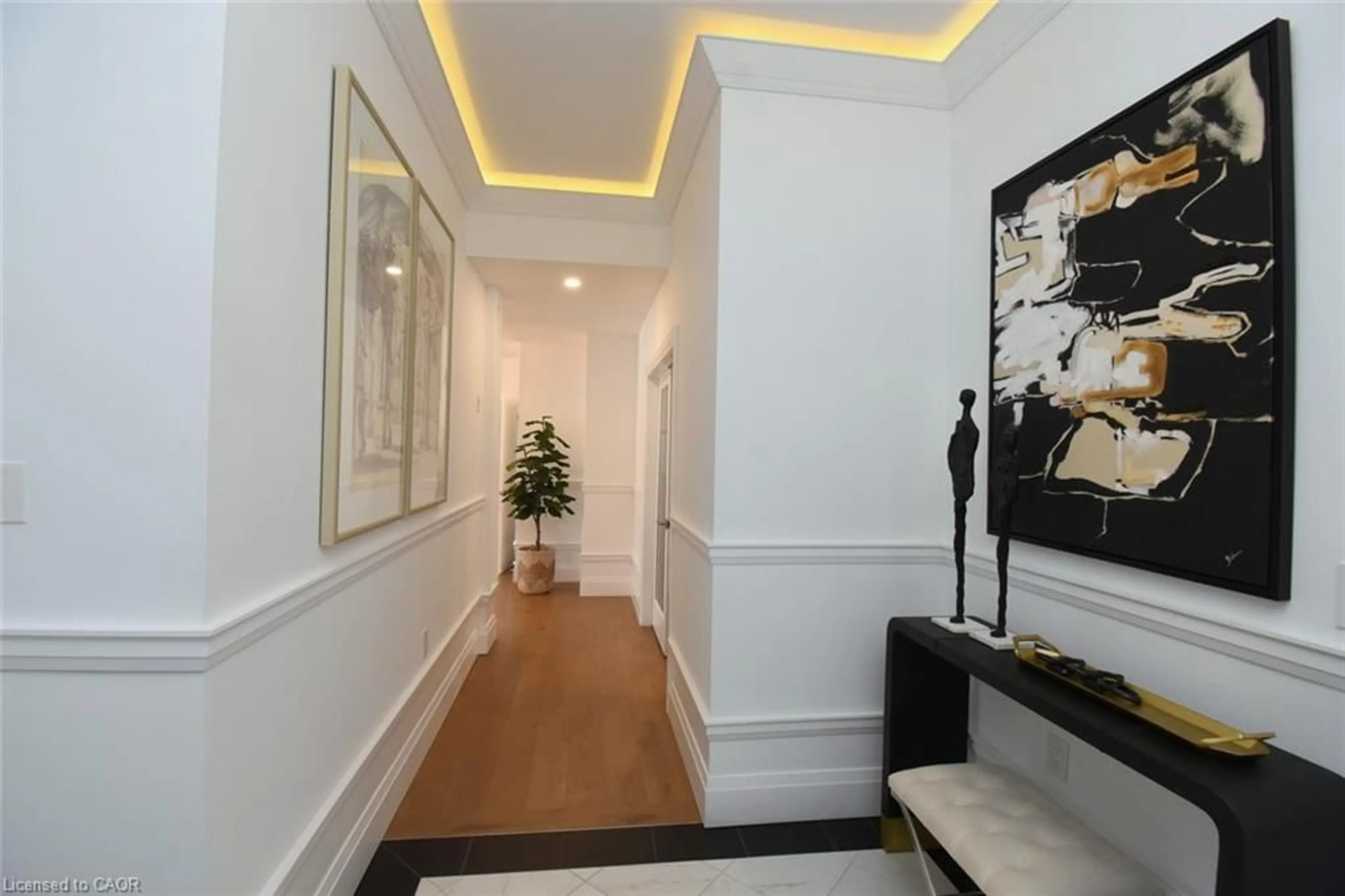 Indoor foyer for 2000 Creekside Dr #PH 901, Dundas Ontario L9H 7S7