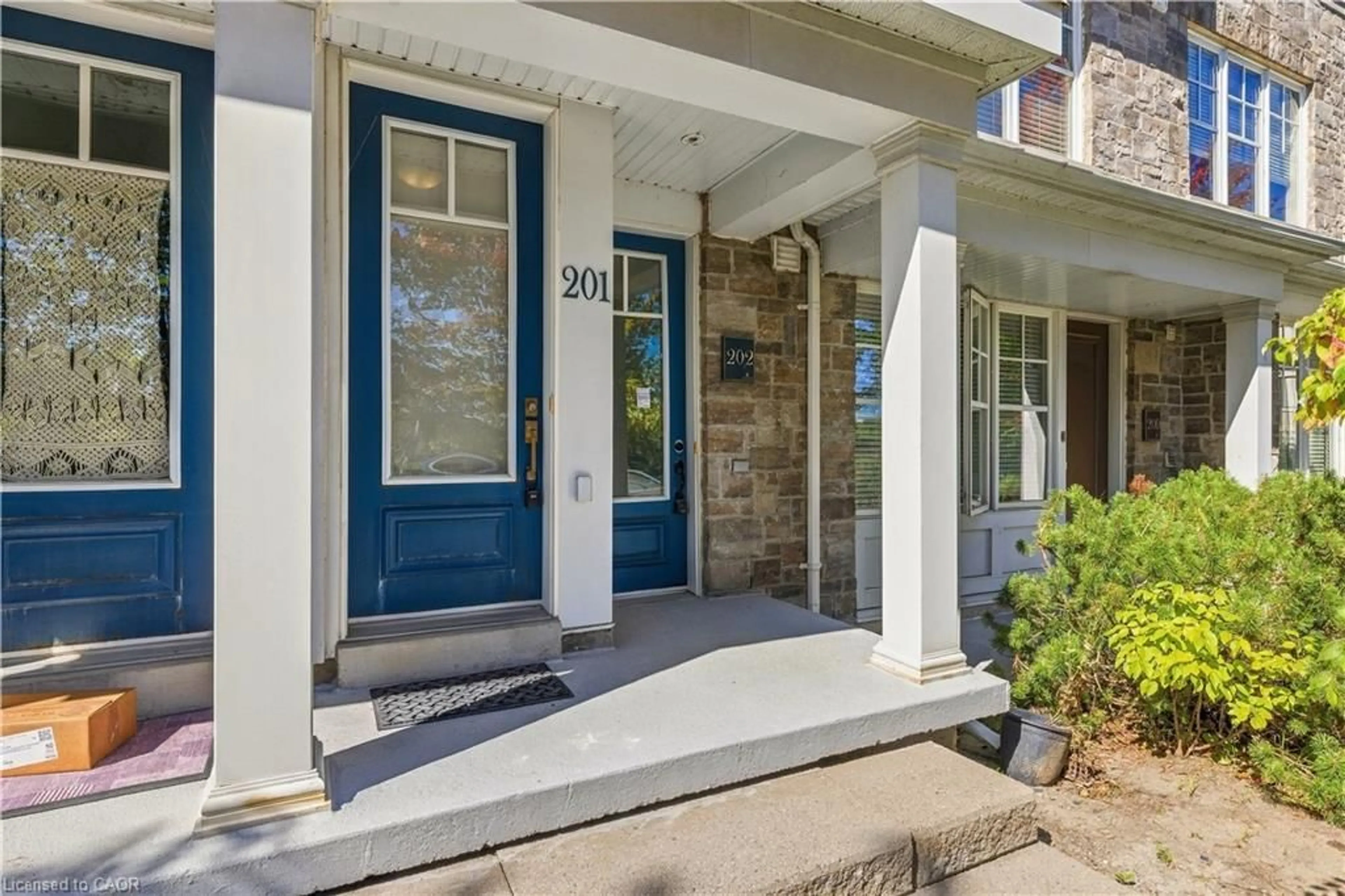 Indoor entryway for 1437 Lakeshore Rd #201, Mississauga Ontario L5E 0A2