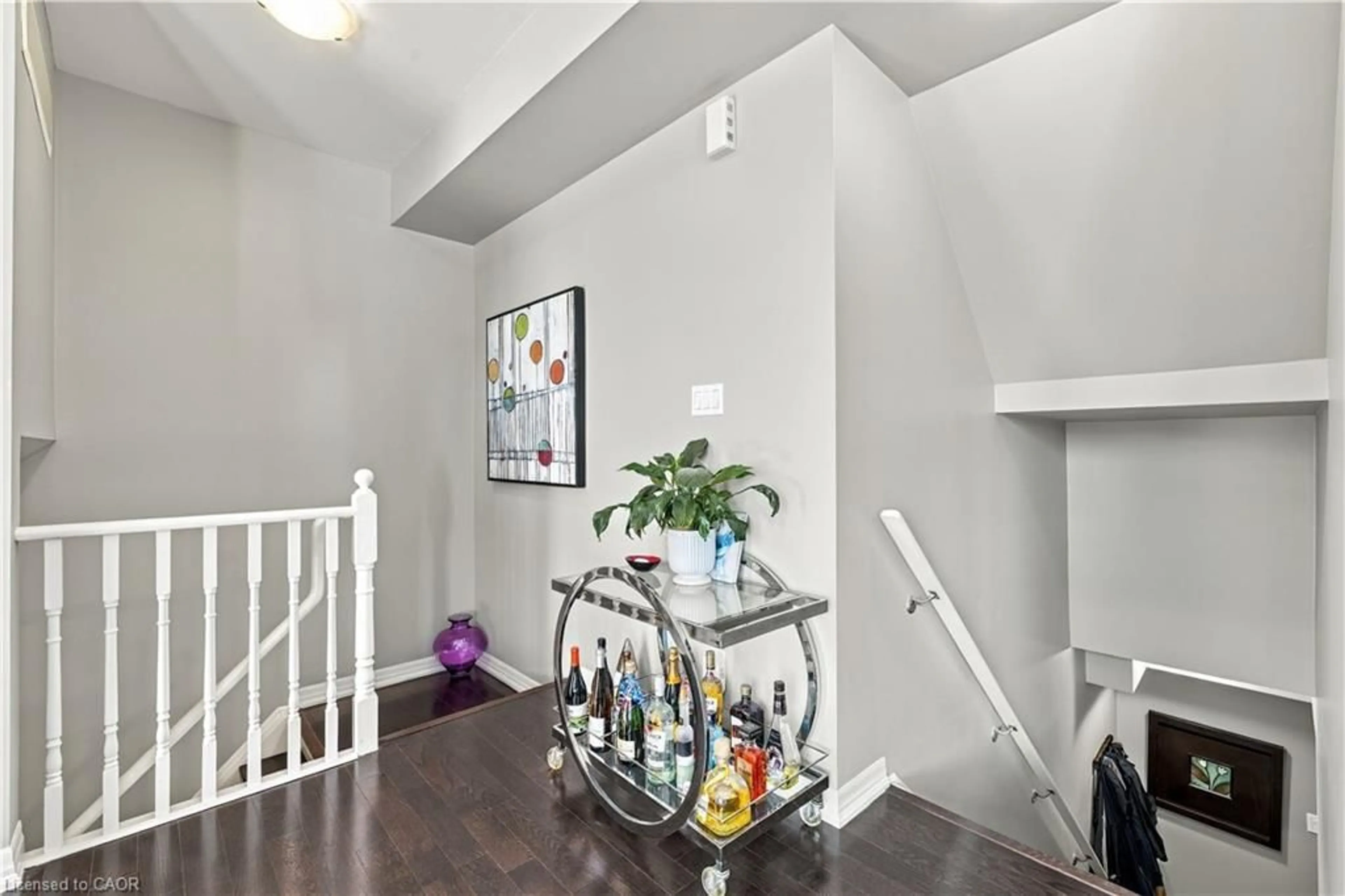 Indoor foyer for 1437 Lakeshore Rd #201, Mississauga Ontario L5E 0A2