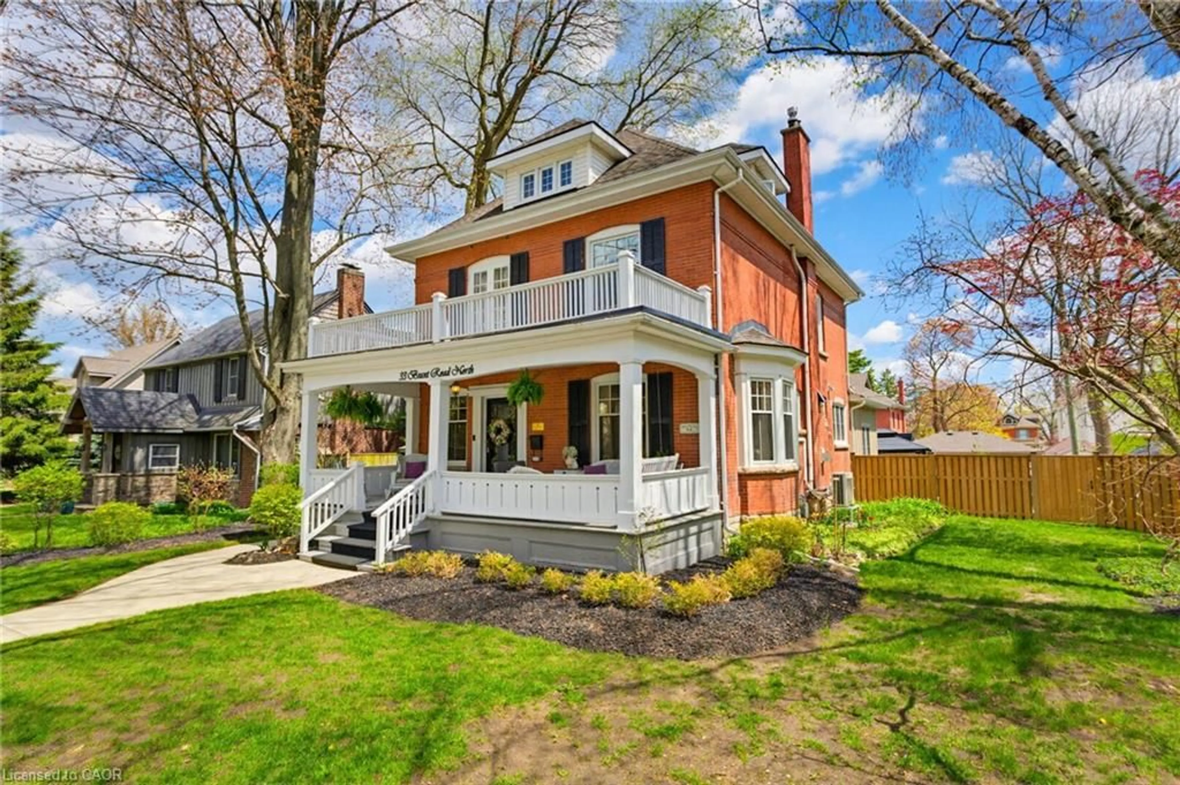 Home with brick exterior material, street for 33 Brant Rd, Cambridge Ontario N1S 2W3